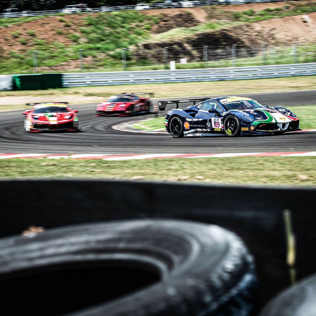 のインスタグラム：「ザ・ファイナルラウンド。「#Ferrarichallenge ジャパンシリーズ」Race2決勝戦が行われたスポーツランドSUGOでは15名の挑戦者たちが最後の勝負に心血を注いだ。陽が落ち始めた残り7分、リタイアや接触トラブルで上位が入れ替わる波乱の展開に。まさに“SUGOの魔物が大暴れ”。5年ぶりの日本復活となったシリーズ最終戦は、誰も予想できないドラマチックなRACEで終幕。限界を突破した者のみが味わえる熱戦の余韻に浸った。  #Ferrari #フェラーリ #FerrariJapan #Ferrarichallenge #FerrariChallengeJapan #Ferrari488ChallengeEVO #FerrariCorseClienti #FerrariRaces #フェラーリチャレンジ #フェラーリレース #LuxuryLifestyle #LuxuryCars #CarLifestyle #Ferraristi #ラグジュアリーカー」