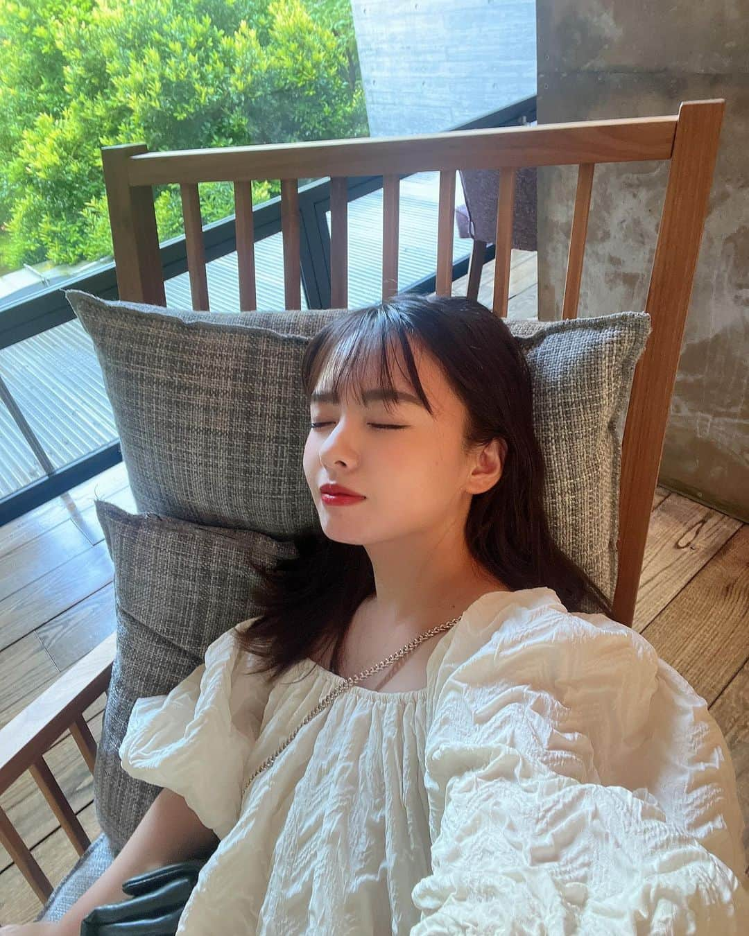 山田菜々さんのインスタグラム写真 - (山田菜々Instagram)「那須町遊びに行ったことある人〜🙋‍♀️？ 先日わたしは初めての 那須町へ遊びに行ってきました☺️♡  東京から車で２時間半！ サービスエリア寄ったりしながらのドライブは長く感じなかった〜🚗✨  知ってる！？那須おしゃれなところが多くて、 しかも犬連れて入れるお店もめっちゃある🐕♡(←これ重要☺️)  おしゃれなのに3分歩けば自然があったり 川が流れてたり落ち着く場所もある🪴  お土産買うならGOODNEWSのバターのいとこは必ず行ってほしいし、 ごはんはほんっとに困らないくらいいろんなお店があって有名なステーキ寿楽(犬も店内に入れる席ある！)もイタリアンのジョイア・ミーアもおすすめ🫡🍴 帰りに食べた蕎麦工房五色庵もボリューミーで美味しかった〜🤤(ここも犬店内入れる席ある！)  あとカフェ巡りは尽きないよ〜☕️ しかもちゃんとおいしいのよ...🍞✨ お友達とか恋人と行ってシェアするのがおすすめです🥹♡ カフェも行ったことはどちらも犬テラスOK🐕  ワインが好きな人いたら那須で作ったぶどうから作ってるワインも飲んでほしい🍷 地元の食材をいただくのも贅沢な気分♡  動物に触れ合えるところも多くて、 今回は那須どうぶつ王国に行ったよ〜🦁✨ わたしは犬と暮らすようになってから 動物を可愛いと思う感情が強くなったのか なんかすっごく癒されました🥹✨  おいしいものをいただくことと、 普段とは違う経験をするっていうのは この先一生楽しかった思い出として思い出せるからねぇ。 これが旅のいいところだよね🚗♡  他にも美術館、ガラス作り、バギー体験、 温泉なんかもあってもっかい行きたい...！  写真を見てもらえればわかる通り、 SNSに載せたくなる写真めっちゃ撮れた🥹♡ 10枚しか載せられないのが悔しいよ🥹笑  みんなもぜひ那須町に遊びに行ってみて🪴 次は２泊にしよっと...☺️笑  #栃木 #那須町 #sponsored」8月6日 20時54分 - tannana.yamada