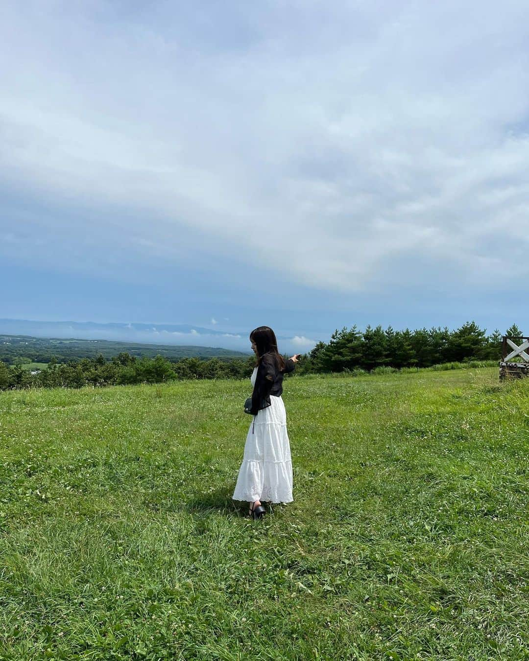 山田菜々さんのインスタグラム写真 - (山田菜々Instagram)「那須町遊びに行ったことある人〜🙋‍♀️？ 先日わたしは初めての 那須町へ遊びに行ってきました☺️♡  東京から車で２時間半！ サービスエリア寄ったりしながらのドライブは長く感じなかった〜🚗✨  知ってる！？那須おしゃれなところが多くて、 しかも犬連れて入れるお店もめっちゃある🐕♡(←これ重要☺️)  おしゃれなのに3分歩けば自然があったり 川が流れてたり落ち着く場所もある🪴  お土産買うならGOODNEWSのバターのいとこは必ず行ってほしいし、 ごはんはほんっとに困らないくらいいろんなお店があって有名なステーキ寿楽(犬も店内に入れる席ある！)もイタリアンのジョイア・ミーアもおすすめ🫡🍴 帰りに食べた蕎麦工房五色庵もボリューミーで美味しかった〜🤤(ここも犬店内入れる席ある！)  あとカフェ巡りは尽きないよ〜☕️ しかもちゃんとおいしいのよ...🍞✨ お友達とか恋人と行ってシェアするのがおすすめです🥹♡ カフェも行ったことはどちらも犬テラスOK🐕  ワインが好きな人いたら那須で作ったぶどうから作ってるワインも飲んでほしい🍷 地元の食材をいただくのも贅沢な気分♡  動物に触れ合えるところも多くて、 今回は那須どうぶつ王国に行ったよ〜🦁✨ わたしは犬と暮らすようになってから 動物を可愛いと思う感情が強くなったのか なんかすっごく癒されました🥹✨  おいしいものをいただくことと、 普段とは違う経験をするっていうのは この先一生楽しかった思い出として思い出せるからねぇ。 これが旅のいいところだよね🚗♡  他にも美術館、ガラス作り、バギー体験、 温泉なんかもあってもっかい行きたい...！  写真を見てもらえればわかる通り、 SNSに載せたくなる写真めっちゃ撮れた🥹♡ 10枚しか載せられないのが悔しいよ🥹笑  みんなもぜひ那須町に遊びに行ってみて🪴 次は２泊にしよっと...☺️笑  #栃木 #那須町 #sponsored」8月6日 20時54分 - tannana.yamada