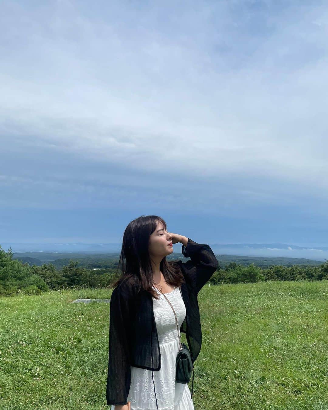 山田菜々のインスタグラム：「那須町遊びに行ったことある人〜🙋‍♀️？ 先日わたしは初めての 那須町へ遊びに行ってきました☺️♡  東京から車で２時間半！ サービスエリア寄ったりしながらのドライブは長く感じなかった〜🚗✨  知ってる！？那須おしゃれなところが多くて、 しかも犬連れて入れるお店もめっちゃある🐕♡(←これ重要☺️)  おしゃれなのに3分歩けば自然があったり 川が流れてたり落ち着く場所もある🪴  お土産買うならGOODNEWSのバターのいとこは必ず行ってほしいし、 ごはんはほんっとに困らないくらいいろんなお店があって有名なステーキ寿楽(犬も店内に入れる席ある！)もイタリアンのジョイア・ミーアもおすすめ🫡🍴 帰りに食べた蕎麦工房五色庵もボリューミーで美味しかった〜🤤(ここも犬店内入れる席ある！)  あとカフェ巡りは尽きないよ〜☕️ しかもちゃんとおいしいのよ...🍞✨ お友達とか恋人と行ってシェアするのがおすすめです🥹♡ カフェも行ったことはどちらも犬テラスOK🐕  ワインが好きな人いたら那須で作ったぶどうから作ってるワインも飲んでほしい🍷 地元の食材をいただくのも贅沢な気分♡  動物に触れ合えるところも多くて、 今回は那須どうぶつ王国に行ったよ〜🦁✨ わたしは犬と暮らすようになってから 動物を可愛いと思う感情が強くなったのか なんかすっごく癒されました🥹✨  おいしいものをいただくことと、 普段とは違う経験をするっていうのは この先一生楽しかった思い出として思い出せるからねぇ。 これが旅のいいところだよね🚗♡  他にも美術館、ガラス作り、バギー体験、 温泉なんかもあってもっかい行きたい...！  写真を見てもらえればわかる通り、 SNSに載せたくなる写真めっちゃ撮れた🥹♡ 10枚しか載せられないのが悔しいよ🥹笑  みんなもぜひ那須町に遊びに行ってみて🪴 次は２泊にしよっと...☺️笑  #栃木 #那須町 #sponsored」