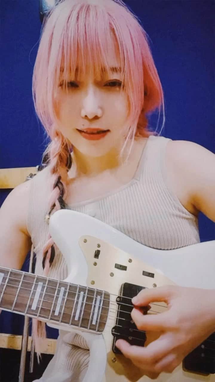 中村未来のインスタグラム：「久しぶりの曲を思い出しながら歌った 曲と一緒に色々蘇った~~~🫠🤍  #guitar #singer #coshunie #弾き語り #jazzmaster」