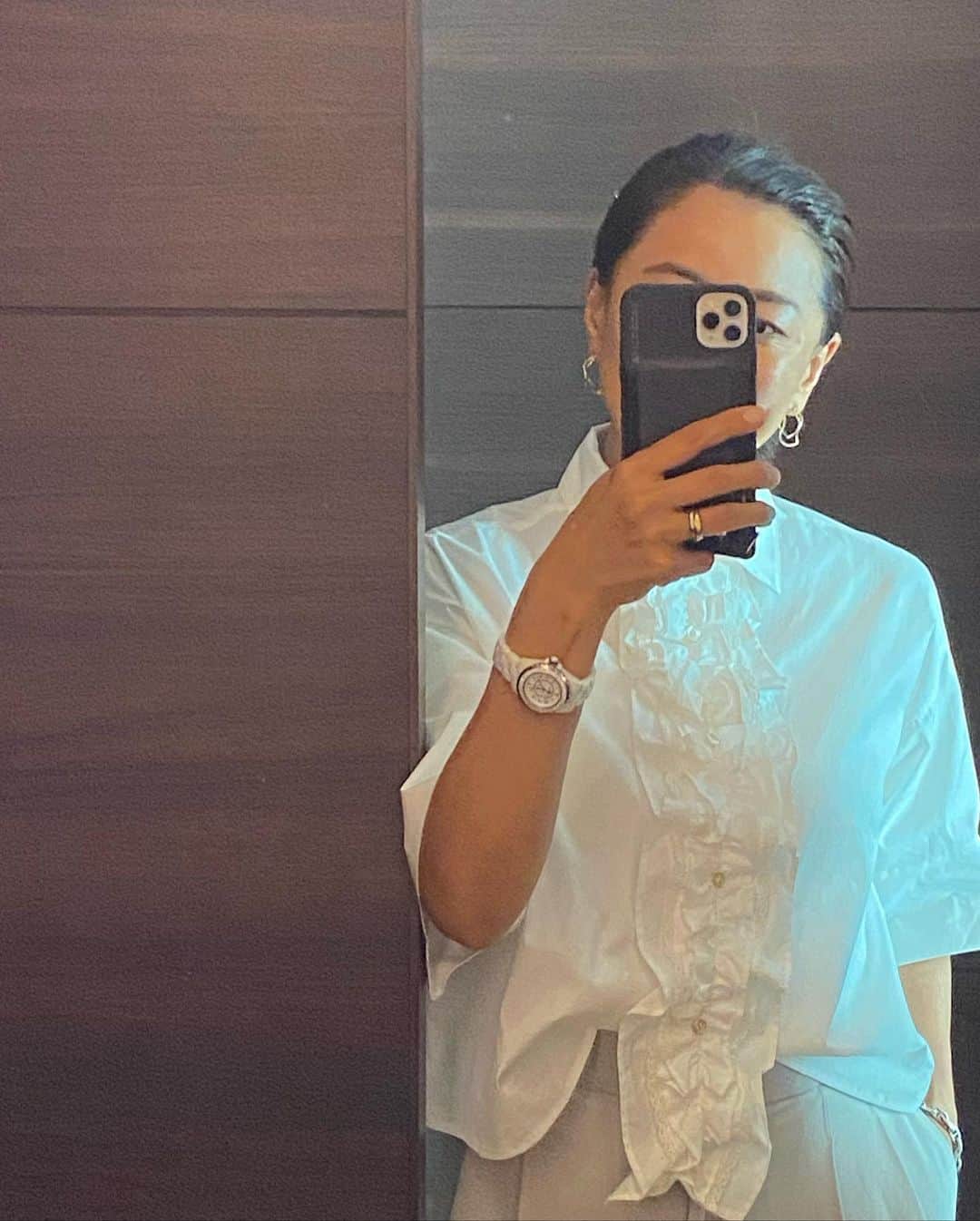 keikobun34のインスタグラム：「▶︎ とっても上品で可愛いブラウス。  フリルは可愛くなりすぎて、 あまり選ばないわたし。 年齢的にもフリフリ過ぎるのは違うし…  @sync__official__  のフリル２wayブラウスは、 上品なフリルで、 ショート丈、袖の長さの バランスがとれていて、 大人が楽しめるシャツブラウス‼︎  そして、こちらなんと2wayなんです‼︎ フリルを取るとシンプルシャツに。 羽織にもなるし、何通り使えるんだろ…  @sync__official__  の服って着れば着るほど 好きになる♡  𓈒𓂃𓈒𓂃𓈒𓂃𓈒𓂃𓈒𓂃𓈒𓂃𓈒𓂃𓈒𓂃𓈒𓂃𓈒𓂃  @sync__official__  フリル２wayブラウス white  𓈒𓂃𓈒𓂃𓈒𓂃𓈒𓂃𓈒𓂃𓈒𓂃𓈒𓂃𓈒𓂃𓈒𓂃𓈒𓂃  #フリルブラウス#フリルシャツ #大人のフリル #大人コーデ #大人カジュアル #40代ファッション#40代コーデ  #50代ファッション #50代コーデ  #アラフィフモデル #womanover50 ##over50women  #over50#over50style #over50fashion  #womanover40 ##over40women  #over40#over40style #over40fashion」