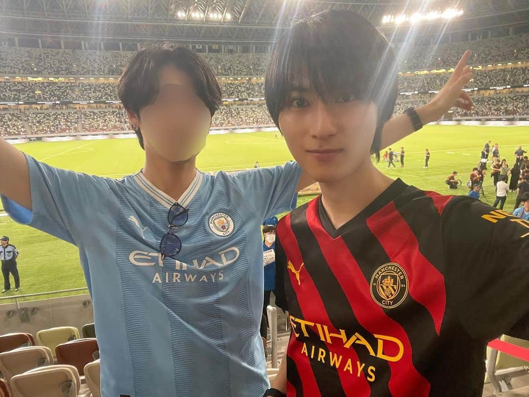 飯島颯のインスタグラム：「大好きなマンチェスターシティの試合⚽️ 兄ちゃんと観に行った めちゃくちゃいい席でプレーが観れた  #マンチェスターシティ #superdragon #飯島颯」