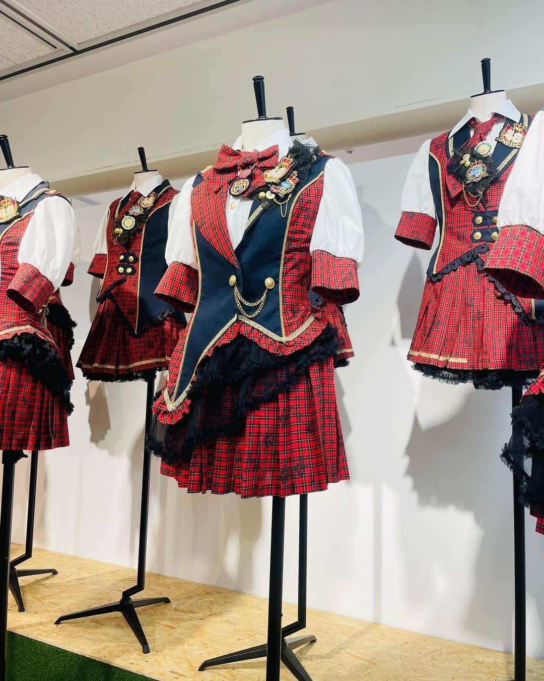柏木由紀さんのインスタグラム写真 - (柏木由紀Instagram)「⋆⸜ ⚘ ⸝⋆  大丸東京店さんで行われている 【AKB48 大衣装展】に行ってきました💐✨  わたしが「AKBに入れてよかった！」と思う 大きな理由がこの可愛い衣装たちです！！☺️🫶  どの衣装も可愛くて愛情たっぷり！  その中でも特にお気に入りなのが、 1枚目に載せた『ポニーテールとシュシュ』の衣装🩵  でもどれも可愛くて選べないいいい！！！  幸せな時間、空間でした🫧  #AKB48大衣装展」8月6日 20時58分 - yukikashiwagi_official