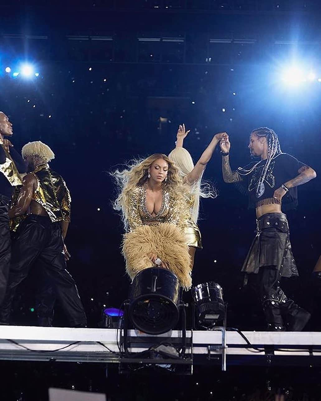 SELF PORTRAITさんのインスタグラム写真 - (SELF PORTRAITInstagram)「@beyonce wears a custom self-portrait  gold hand-embellished sequin mesh bodysuit with cut out detailing and matching skirt during her #RenaissanceWorldTour.   Washington, D.C. 5th August 2023  Styled by @sarrjamois」8月6日 20時58分 - mrselfportrait