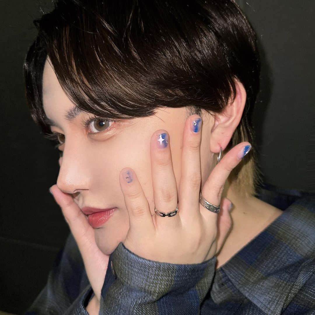 やっぴさんのインスタグラム写真 - (やっぴInstagram)「ネイル復活💙最高💙 #nail #mensnails」8月6日 20時59分 - 1016kn