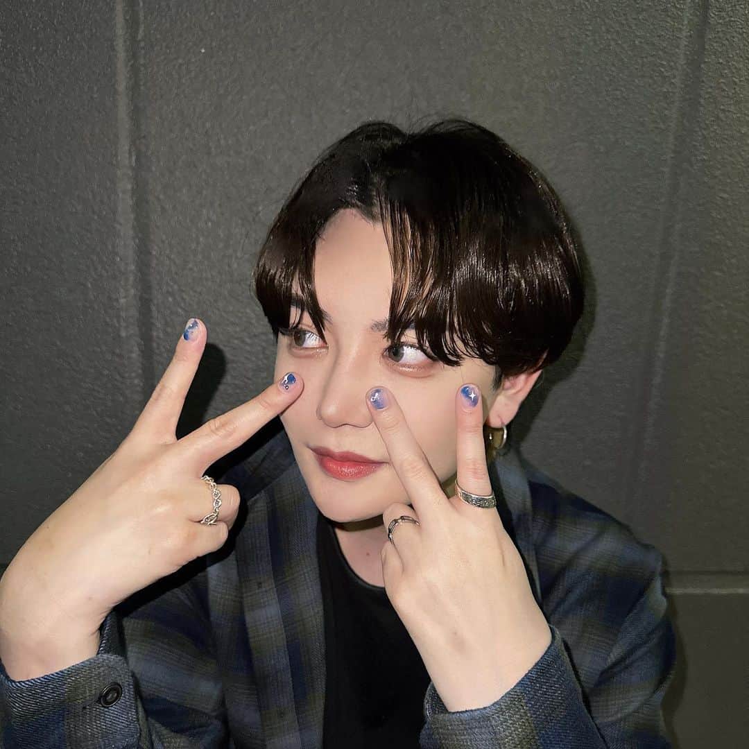 やっぴのインスタグラム：「ネイル復活💙最高💙 #nail #mensnails」