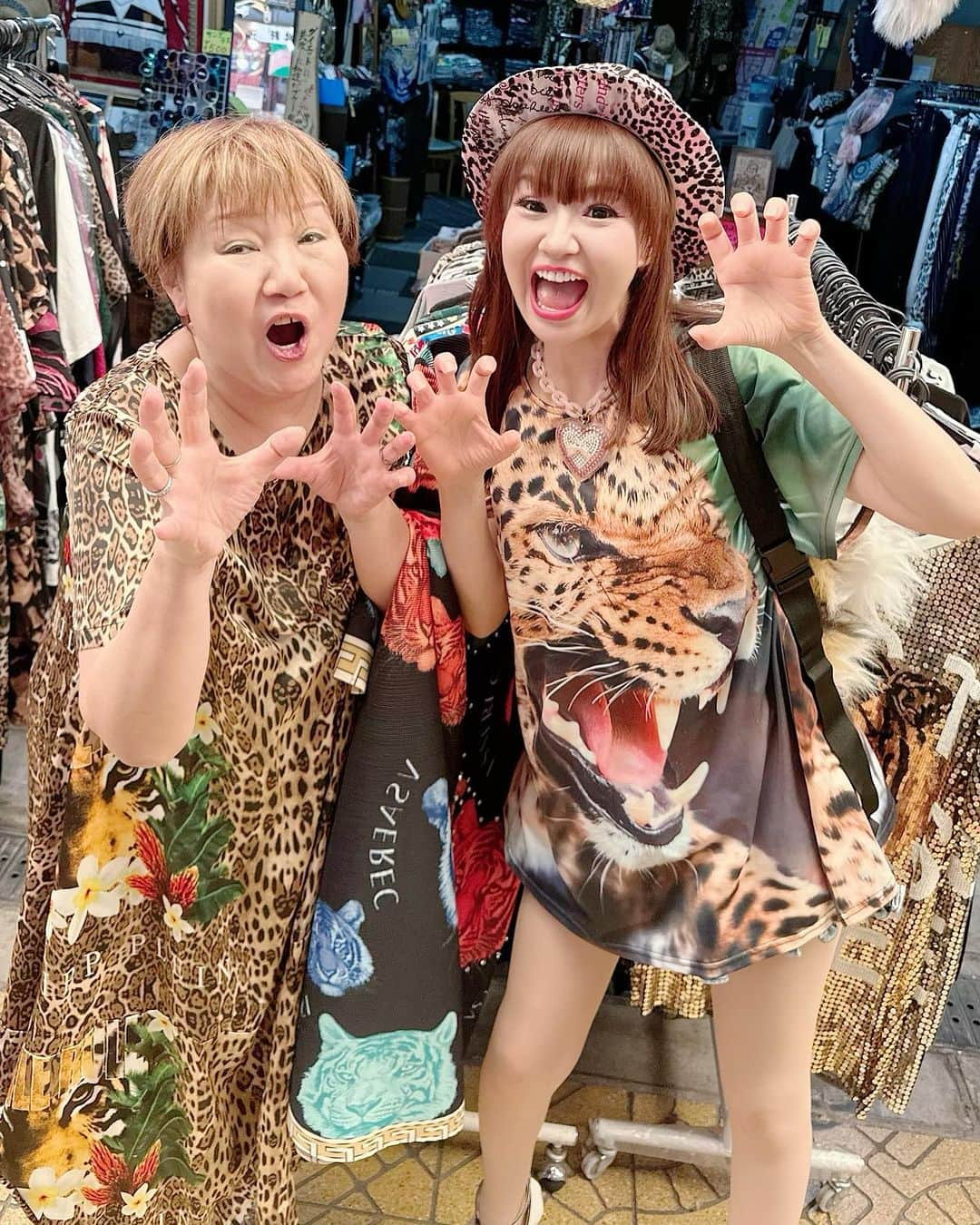 さゆりさんのインスタグラム写真 - (さゆりInstagram)「豹柄をお探しの皆様〜💖こちらですよ😆ザ大阪🌟「なにわ小町」さんですぼよ〜🤣  #豹柄なんと何万点〜🤣 #豹柄どころか全てのアニマルいらっしゃいます😘 #リアルを探されてる方〜🎶 #ありますよ〜😆 #タイガーちゃん背中にしょっちゃって下さいませ〜😆 #ただ..お子様は高確率で泣いちゃうかも🤣 #着ると元気になれちゃいます〜🤩 #永遠の28歳のお姉様方が面白トークで待って下さってますですぼよ〜🤣 #かつみさゆり #さゆり　#54yearsold #通天閣 #なにわ小町」8月6日 21時00分 - katsumisayuri_sayuri