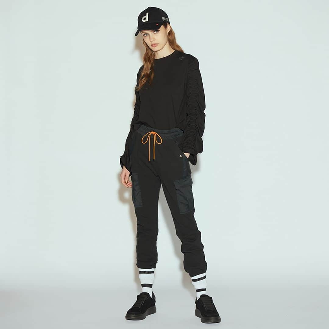 Double Standard Clothingのインスタグラム：「. NEW ARRIVAL 2023 AW COLLECTION . [TOPS] ESSENTIAL / ギャザースリーブロングTシャツ price. 16,500円(税込) color. オフ / ブラック size. F . ------------------------------------------- #doublestandardclothing #tokyo #DSC #sov #dscessential #nightstore #2023aw  #fashion #ootd」