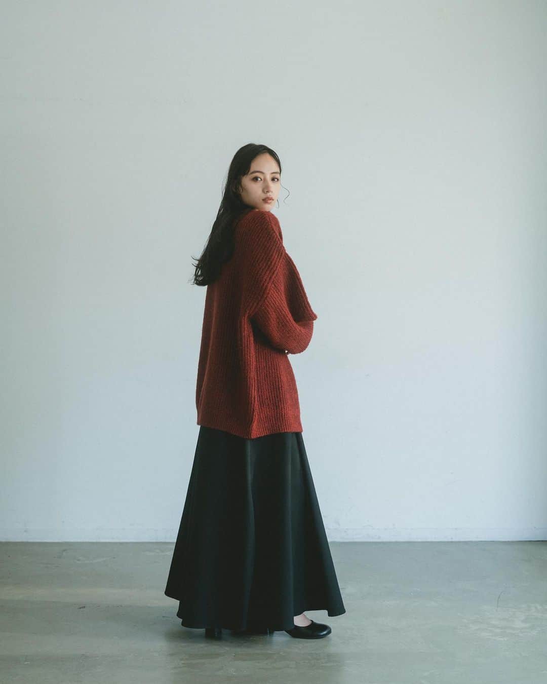Vannie Officialのインスタグラム：「ミックスオーバーニットカーディガン  … Design …  ・ゆったりとしつつトレンド感あるシルエット ・シンプルなデザインで着回し力抜群 ・ボタンは開閉可能でプルオーバーとしても着用可能 ・ちくちくしないニットのお素材  … Styling … たっぽりしたお袖が特徴的なトレンドカーディガン。 着るだけでたちまち今年らしいルックに。 カットソーやタートルネックとの重ね着もおすすめ。 レイヤードにもってこいなので真冬まで着用していただけます。  ━━━━━━━━━━━━━━━━━━━━━  透け感：あり 裏地：なし 厚さ：厚手 伸縮性：あり 洗濯：洗濯機手洗いモード、又は手洗い推奨  ━━━━━━━━━━━━━━━━━━━━━━ ※詳しくは洗濯タグをご確認ください #vannie_u」