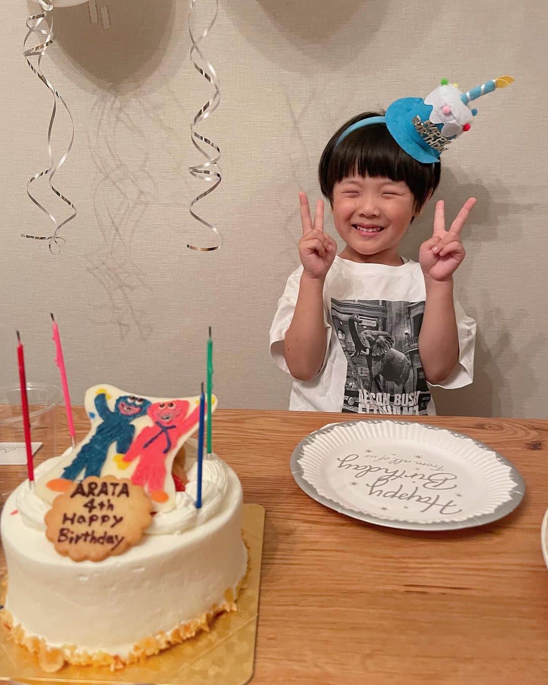 Kikuno Sayumiさんのインスタグラム写真 - (Kikuno SayumiInstagram)「Happy Birthday ARATA💗 ・ 今年で4歳🎂幼稚園に行きだしてから、話すこともお兄ちゃんになって👦「これすてとこわい」とか「よし、とりあえずYouTubeみよこうわい」とか、方言上手やな〜ってなってる😂 ・ 洗濯物を干したり畳んだりも手伝ってくれたり、園でもお片付け上手って言われてて、何でも元に戻さんと気が済まん性格で私も見習いたいところ🥹 ・ 今年は義理の両親やいとこ、お義姉さん夫婦も一緒にお祝いしてくれて賑やかで楽しいパーティになったよ🎉 （オードブルで楽させて頂いた🙏） ・ ケーキは大好きな#ハギーワギー　@chouchou_ehime でいつも頼んでる♡ 動画のありがとうが可愛すぎてリピート🔁🤣これからも にっこり😄可愛いあらたでいてね✨誕生日プレゼントは結局仮面ライダーのベルトが欲しがったのでそれにした！（買うの間に合ってなくて写真なし🙏） ・ ・ #誕生日#誕生日飾りつけ #誕生日プレゼント #ハギーワギーケーキ #100均#100均購入品」8月6日 21時00分 - sayumikikuno