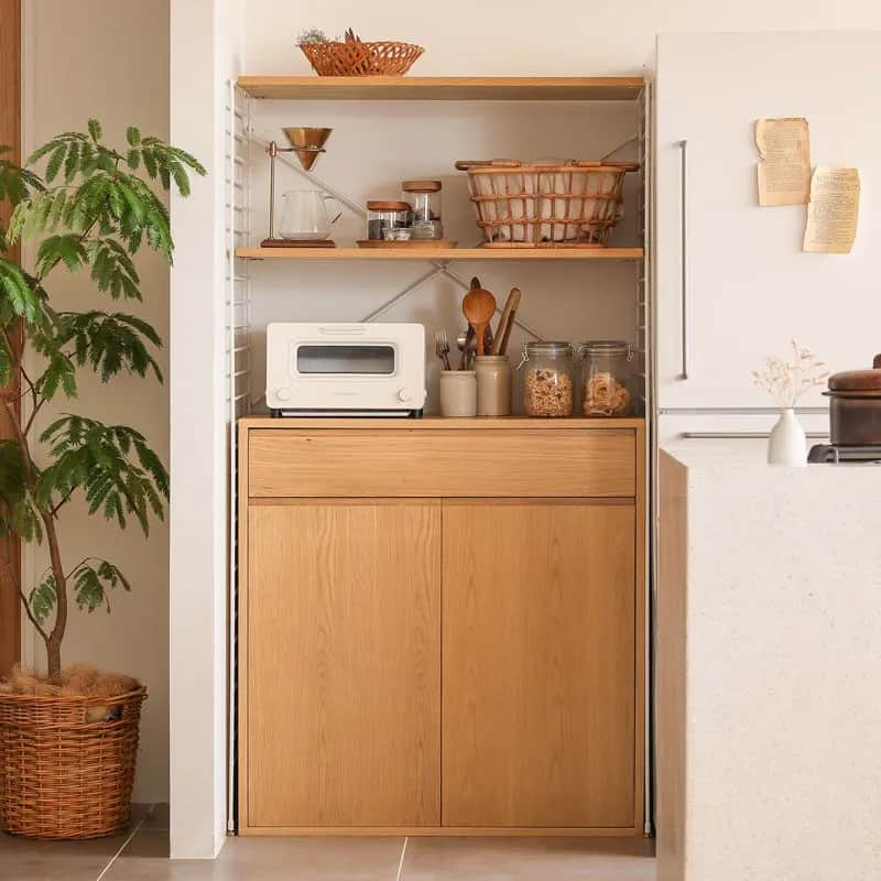 Re:CENO（リセノ）さんのインスタグラム写真 - (Re:CENO（リセノ）Instagram)「【#キッチン収納】食器を魅力的に飾る３ステップ  食器を見える場所に素敵に飾っている キッチンに憧れることはありませんか？  「でも、私にはハードルが高いかも…」  そんな方にお伝えしたいのは、 ちょっとしたコツを知っておけば、 誰でも上手に見せる収納ができるということ。  今回は、キッチンの見せる収納を魅力的に飾る ３つのステップをお届けします。  ----------------------------------------  ①　見せる食器、見せない食器を整理する  見せる食器を選ぶポイントは、2つ。  ・眺めていたいお気に入りの食器や道具 ・使用頻度の高い食器や道具  「使用頻度が高いけれど、見せるのはちょっと…」 というものは、カゴなどに入れるのがおすすめです。  ---------------------------------------  ②　カテゴリ、素材でまとめて並べる  見せたい食器や道具を選んだら、 次は、カテゴリ・素材に分けます。  カテゴリの場合は、コーヒー道具、 グラス類、取りわけ皿など。  素材の場合は、陶器、ガラス、ウッドなど。  カテゴリ・素材で分けて、まとめておくことで 場所ごとにメリハリがつきます。  ----------------------------------------  ③　上段は、余白を持たせて収納する  視界に入りやすい上段には、 スペースに余白を持って収納しましょう。  素敵なものを、余白を持たせて置くことで、 そのものの魅力が際立ち、目に入った時の 印象が強くなります。  ---------------------------------------  #receno #interior #naturalvintage  #リセノ #ナチュラルヴィンテージ #キッチン　#キッチン収納　#食器　#食器棚　#食器収納　#見せる収納」8月6日 21時00分 - receno.interior