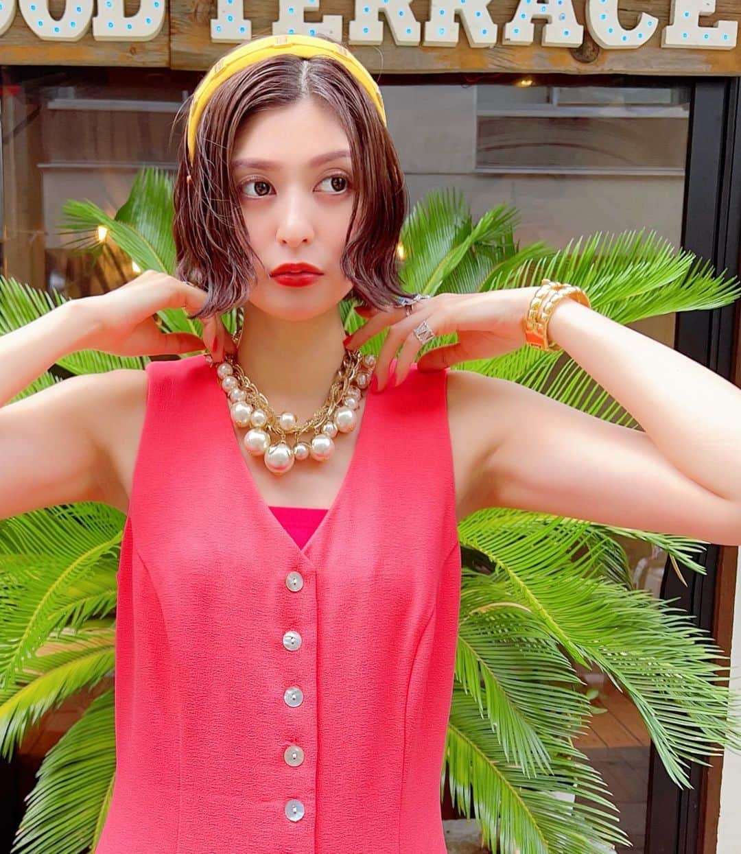 のインスタグラム：「だいぶ前に買った超大ぶりネックレス🐚🫧 パール×ゴールドで上品だけど しっかりパンチがあって大好き❤ 重みがあるからなかなか付けれずにいたんだけど すぐ慣れた☺️🤍  headband #salvatoreferragamo  necklace #vintage  dress #古着  sandal #shaka   #古着コーデ #古着ファッション #古着女子 #古着mixコーデ #古着好き #カラー好き #カラーコーデ #カラフルコーデ #派手服 #派手コーデ #派手女子 #派手好き #colorfullife #colorfashion #colorlover #vintagefashion #vintagelover #ミカコのフク」