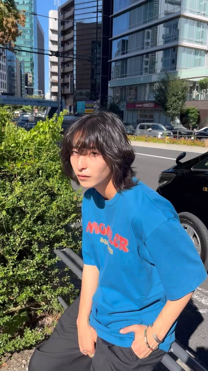 上野一稀のインスタグラム：「・ t shirt. blue. ・ ・ ・ ・ ・ ・ ・ ・ ・ ・ ・ ・ #moncler #モンクレール #tシャツコーデ いシンプルコーデ　#メンズファッションコーデ #メンズファッションコーディネート #ユニセックスコーデ #メンズモデル #ラフコーデ #夏服コーデ #夏服コーディネート」