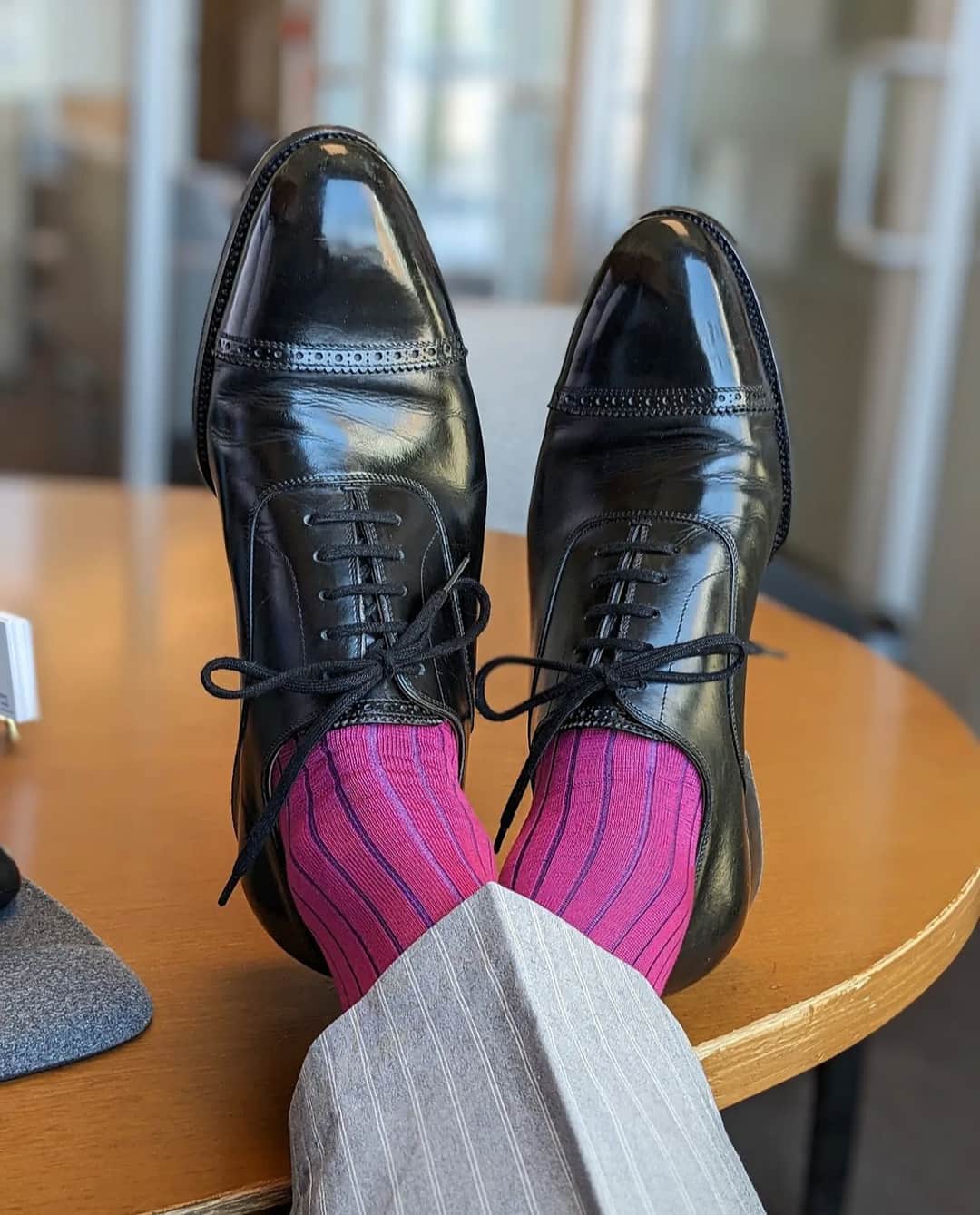 サンクリスピンのインスタグラム：「Timeless style meets peerless craftsmanship in our signature cap toe oxford.​​​​​​​​​ Worn here by @patinaworksarizona  #shoes #handmadeshoes #madetoorder #mtoshoes #bespokeshoes #handwelted #shoeporn #madebyhand #shoestagram #agentlemanschoice #onlyforgentlemen」