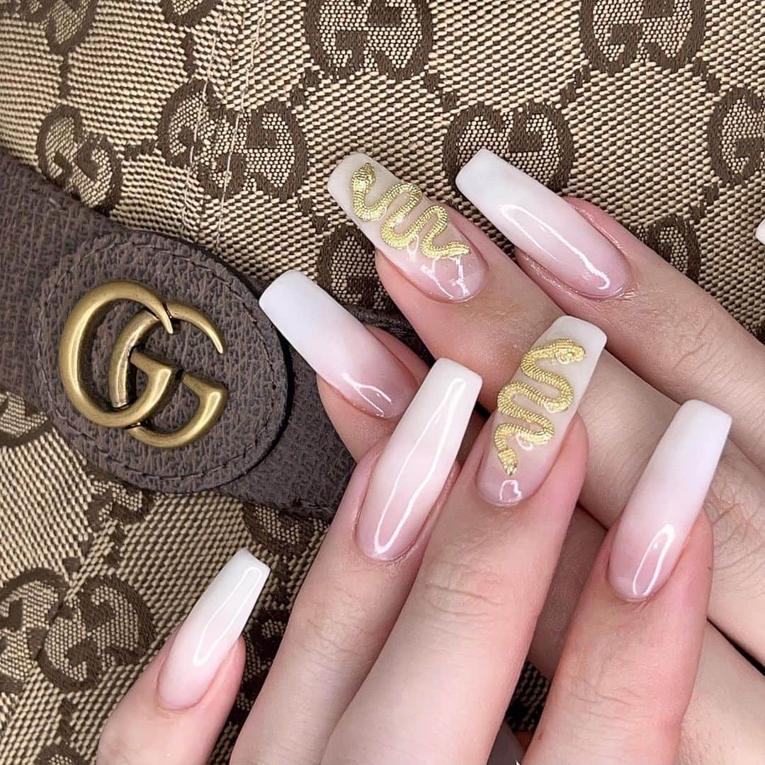 神宮 若奈さんのインスタグラム写真 - (神宮 若奈Instagram)「New nails🐍🤍     ヘビを爪につけてからいいことたくさんあった😌 　　　 もうシルバーに色変わったwww #newnails #過去pic #nails  #ネイル見せる気ないだろ  #bodymake #谷間 #大胸 #ネイル  #ネイルデザイン #シンプルネイル  #パラジェル #gelnails #raper」8月6日 21時02分 - jinguwakana