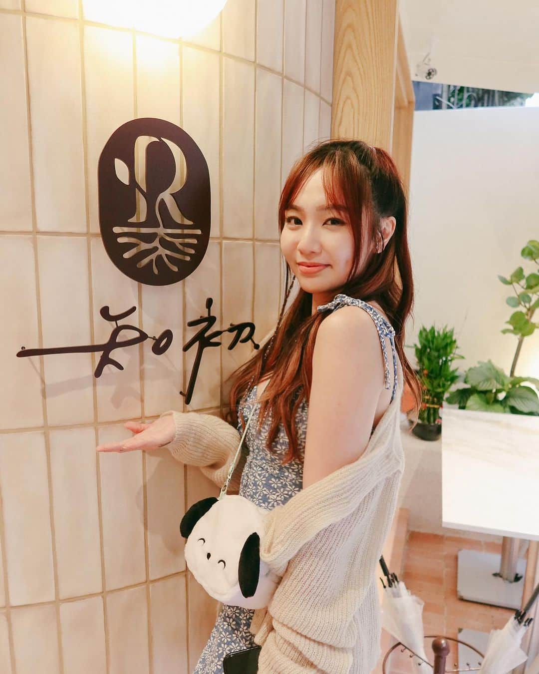 Kimberley Chenのインスタグラム：「真的 太 好 吃！😍😭🥰 很多人認為vegan 很困擾，不方便，不好吃但這些疑慮是錯的 😎 必須說台灣是vegan 的天堂 😇🌈 這家 @the_root_kitchen 是我最近的新好友 @govegantw & @taiwanveganfrenzy 去吃的🌱🥑🍄 @chef.hanklin is an amazing friend and chef ☺️ 不管是青醬pizza 或美味的開胃菜全部都是植物原始性的材料 ❤️   我們人類的確是最聰明的物種，不像最強的獅子與其他動物，我們有判斷跟選擇的能力，有道德感，那為何選擇暴力不選擇友善？  有什麼想法可以留言讓我回答 ❤️🍄🥑  📷 @owen_dawner」