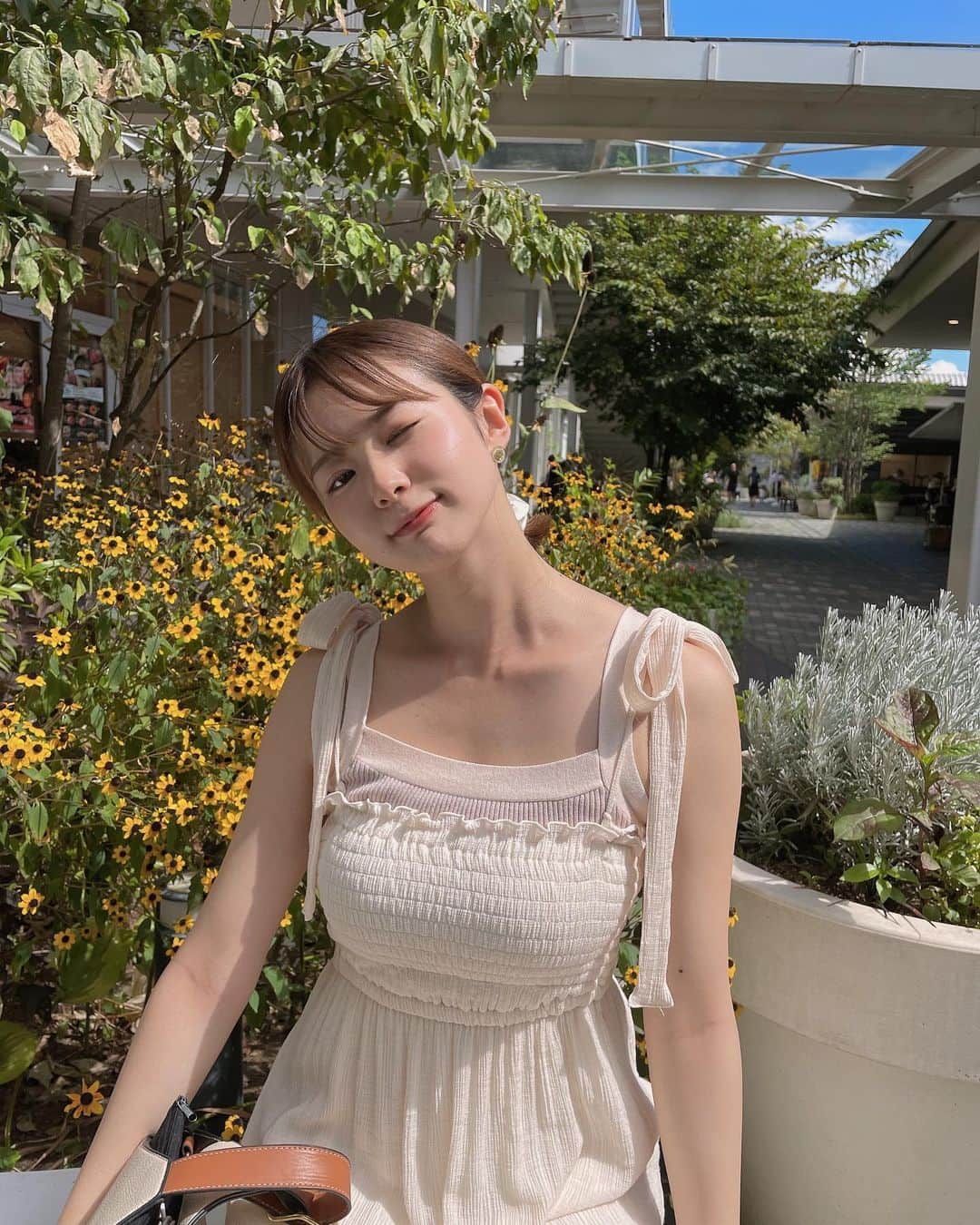 よしかわはるなのインスタグラム：「. . 髪上げてるのと下ろしてるのどっちが好き〜❔👶🏻🌱 . . #サロンモデル #サロモ #表参道美容室 #渋谷美容室 #銀座美容室 #ボブ #ボブアレンジ #透明感カラー」