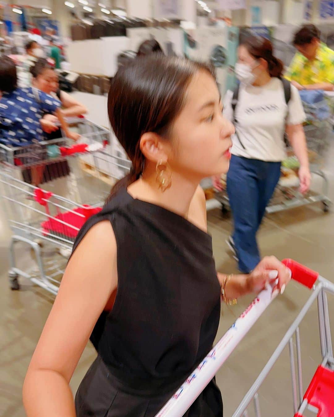 YU-Aさんのインスタグラム写真 - (YU-AInstagram)「@costco へ  最近🐒が写真を撮ってくれます😂  1、2、3枚目までの写真は上手👏🏿👏🏿👏🏿 4枚目動画はブレっブレ😂  そして5枚目 これは👨🏿‍🦱撮影。 え、本当センスない😂  #YUA #COSTCO #Photo」8月6日 21時04分 - yua_official