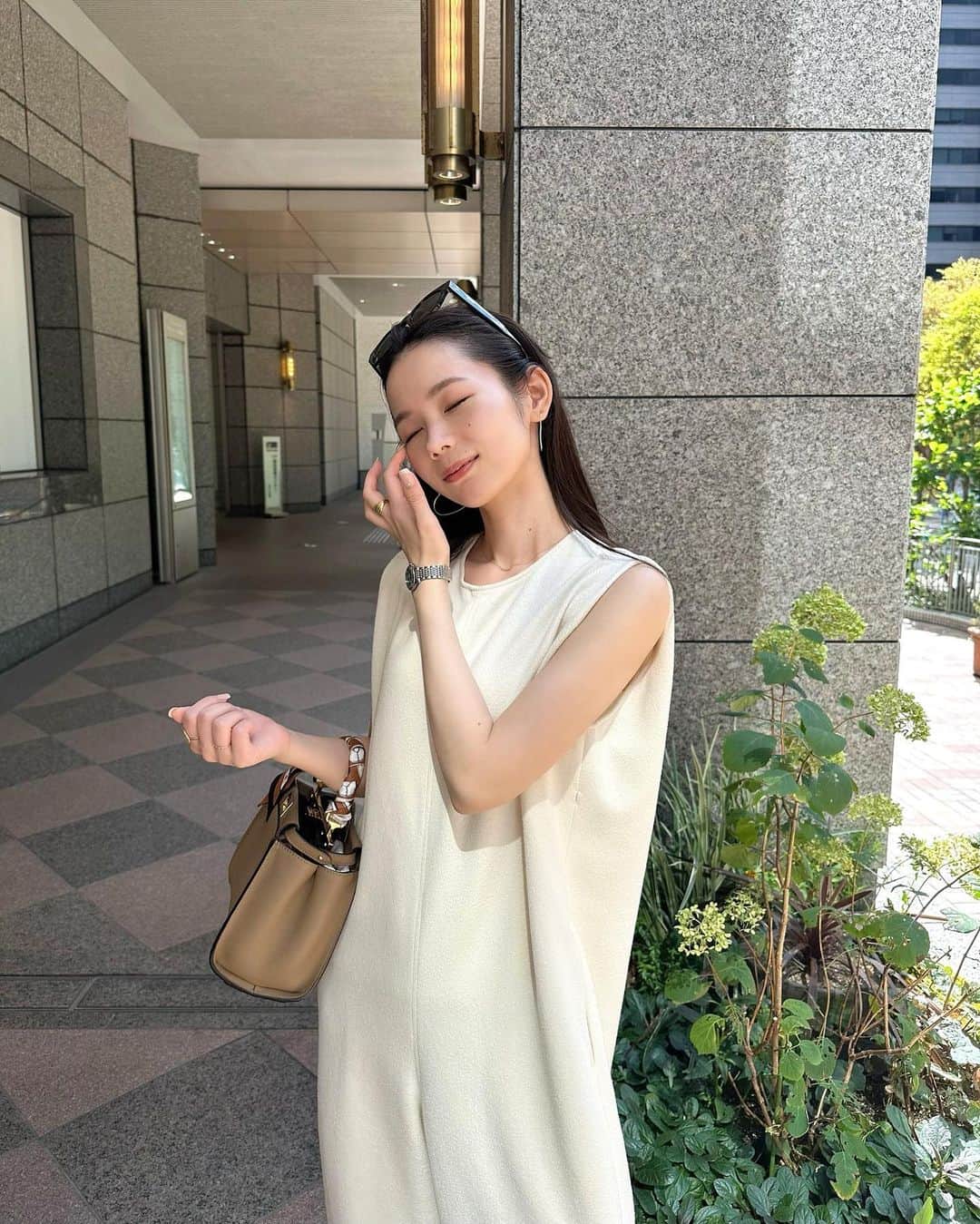 宮所舞のインスタグラム：「. 暑いーーー😴 日焼け対策頑張る毎日🌞💦#dkr服」
