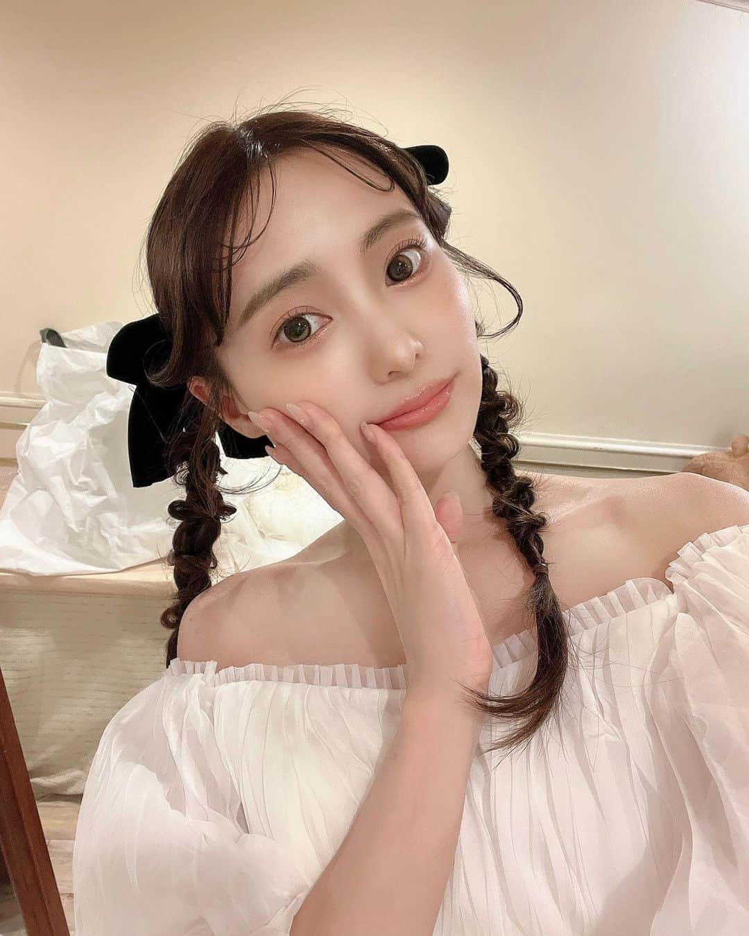 高崎モモコ さんのインスタグラム写真 - (高崎モモコ Instagram)「暑すぎる今日🥵 . 撮影で行き帰り50分くらい歩いたから頭痛なう🐖 みなさん熱中症気をつけてくださいね🥺 高校野球の時に起きたら病院やったことあるので侮れません😨😫笑 . . #ヘアスタイル#ヘアセット#三つ編み#ツインテール #ヨジャドルカラー #巻き髪#ヘアアレンジ #ヘアカラー#京都美容室 #大阪サロンモデル#코디스타그램#오늘뭐입지#오오티디#サロモ撮影#サロン撮影#関西インスタグラマー#関西サロモ#関西フリーモデル#京都ヘアセット #いいね返し  #フリーモデル#サロモ#アパレルモデル#少しでもいいなと思ったらいいね #ヘアカラートレンド#韓国ヘア #フリーモデル#フォローバック #推してください #大阪サロモ」8月6日 21時14分 - momoko_takasaki