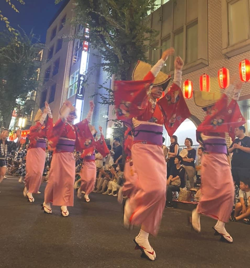 アデルさんのインスタグラム写真 - (アデルInstagram)「なつやすみ。  フランスではこの夏休みが終わると9月からは小学生。  娘は来年の4月から日本で小学生をやる予定で。 フランスでの年少の9月からと、日本での年長の4月までを入れると、一般的な幼稚園生よりも幼稚園が1年ほど長いことになる。  本人は、毎日幼稚園が好きで仕方ないらしく、環境が変わってもその順応力の高さに母はいつも感心するのです。  丸々夏を日本で過ごすのは恐らく初めてで。 今年は、盆踊りや阿波踊りに夢中になり、祭り好きのようだという事を知り。 ほぼ毎日のようにかき氷を食べ、 ほぼ毎日ように花火をやりたがる。  さすが、夏女。 そして、彼女も間も無く6歳。  右と左が混乱したり、お箸をうまく使いこなせないけれど、 それでも毎日粘り強く色んなことに取り組んでくれて母は感動しています。  この夏は、一際成長してる。  寝る前に抱きついてきたり、電車の中で眠くて膝に横たわってきたり。 いつまでそんなことしてくれるかしら、ね。」8月6日 21時07分 - ader_eri