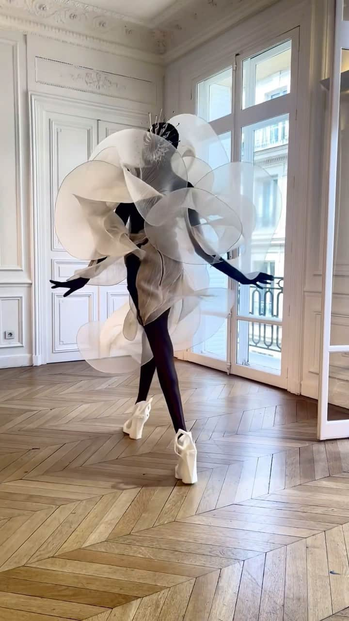 Iris Van Herpeのインスタグラム：「Fierce fittings of the Tornado gown <>  #irisvanherpen #architectonics #hautecouture #pariscoutureweek #parisfashionweek」