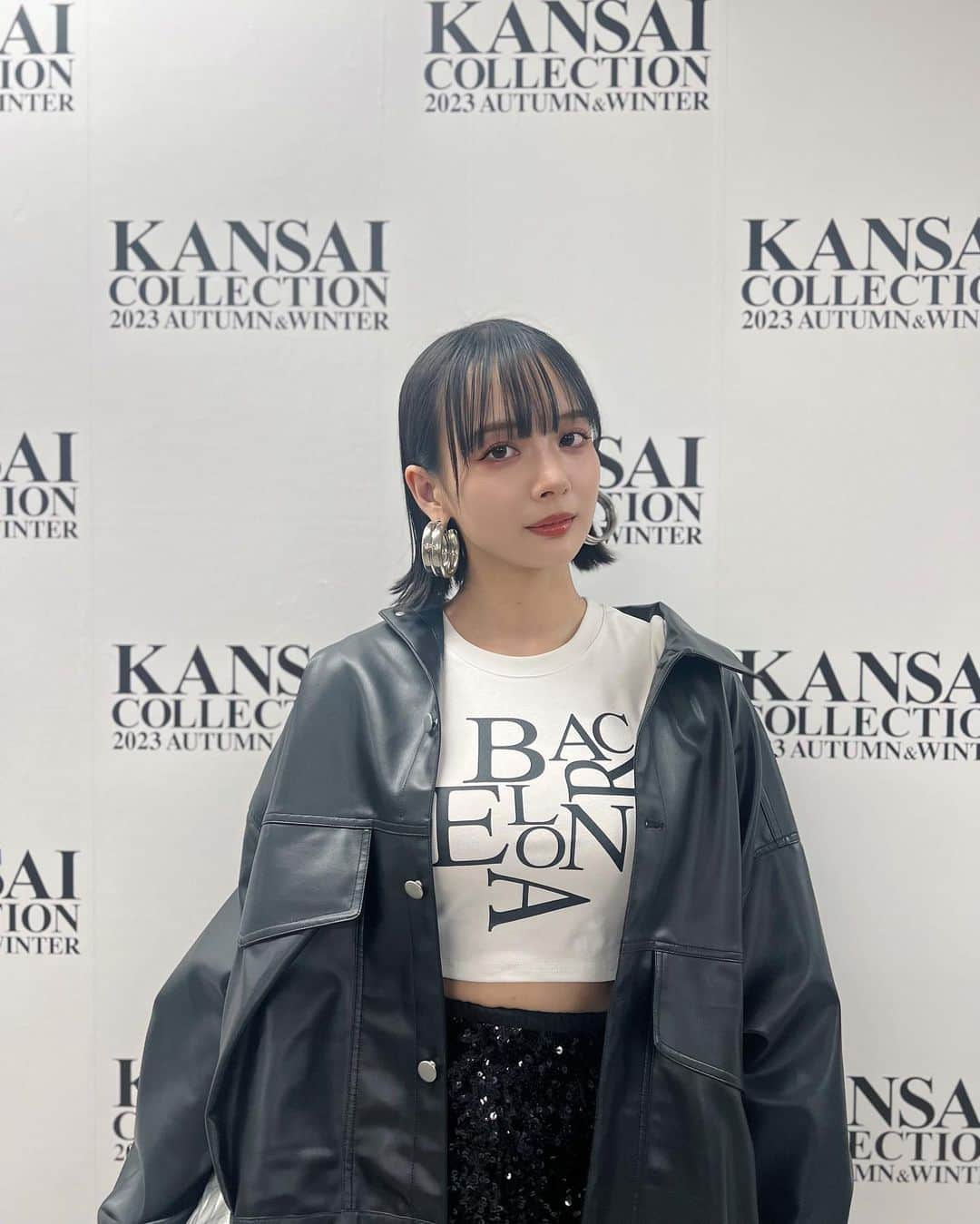 岡田紗佳のインスタグラム：「#関西コレクション2023AW ご覧いただいた皆様ありがとうございました〜！今回はme+em selectさんのお洋服を着させてもらいました！❤️‍🔥 モノトーンの中のスパンコールとかレザーの異素材感がいいね」