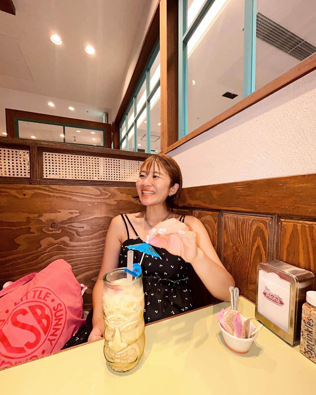 Little Sunny Biteのインスタグラム：「何で横浜ってハワイアンのお店が多いのだろう.... 🌺  海は苦手だから室内で夏を感じました🌻✨  来週発売のチェリーワンピース🫶 ボディの切り替えや ストラップを2本にしたから女子らしさもアップでとても可愛いよ❤️ #littlesunnybite」
