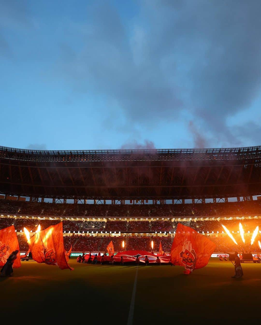 ミチェル・ランゲラクさんのインスタグラム写真 - (ミチェル・ランゲラクInstagram)「1-0 home win in front of a huge crowd of 57,000 last night. Thank you for all our supporters who travelled to push us all the way!! It was an unbelievable atmosphere!! 🔥🔥🔥」8月6日 21時08分 - mitchlangerak