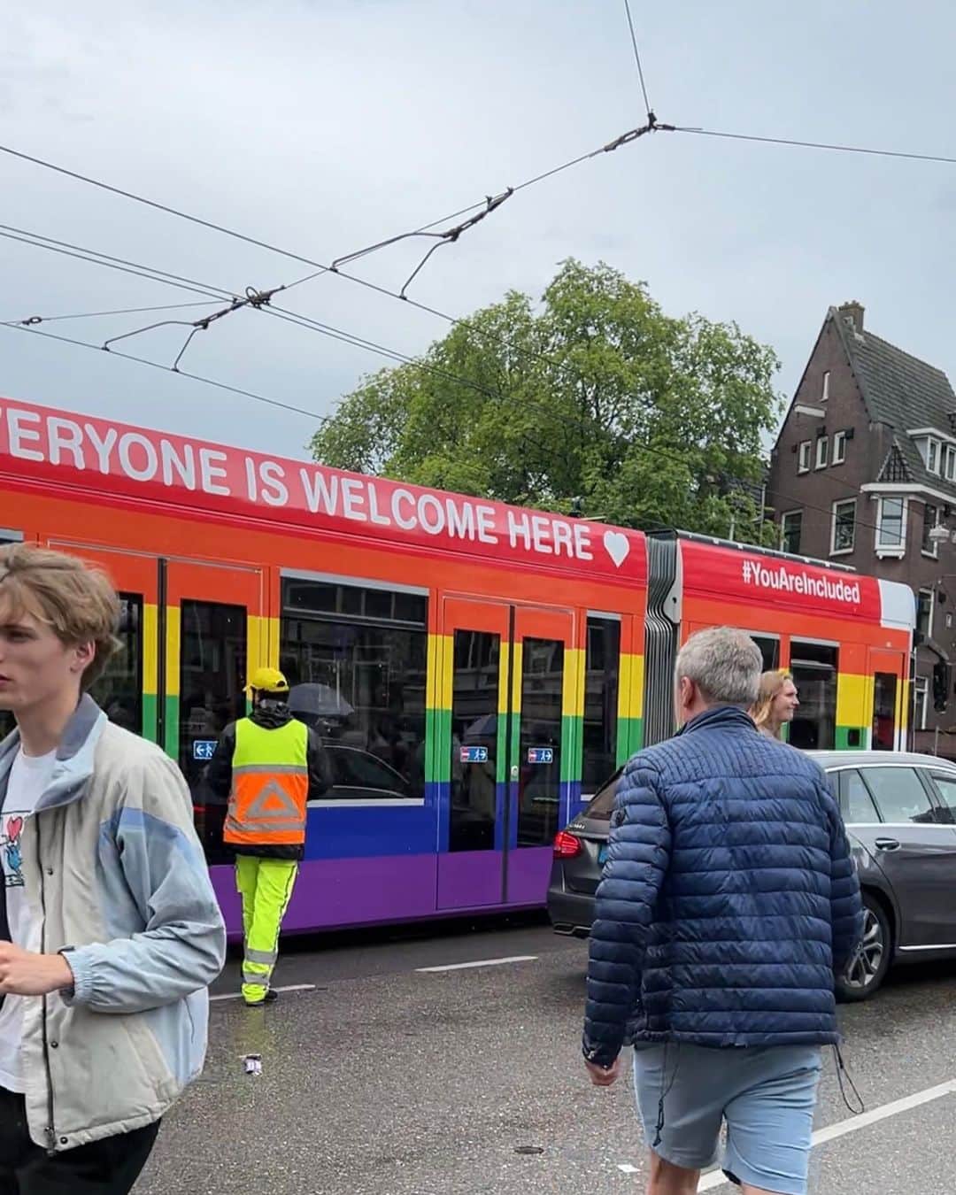 加藤ジーナさんのインスタグラム写真 - (加藤ジーナInstagram)「アムステルダムで開かれたプライドパレードを観に行きました🏳️‍🌈🏳️‍⚧️ でも人が多すぎて気分が悪くなって 数分で退散しました🤣  この1週間は街中がお祝いのために レインボーカラーで溢れていて とても賑やか👏✨ さすが同性婚を世界で初めて認めた国だけあって 行政や企業、市民みんなが参加するプライド週間でした🌈 性の多様性を認め合える事をお祝いするこのイベントが、 オランダの夏のビッグイベントの一つとして数えられるほど大きな、何十万人が参加するお祭りなのが素敵だな〜と私は思います🥰  でもね😂 オランダ中から人が集まるから それだけみんな性の多様性に興味があるんだ！すごい！と思ってたんですけど、恐らくオランダ人がパーティー大好きだから集まってるのかもとも思いました🤣 みんな本当パーティー大好きだから🤣 けどどんな理由にせよ、 セクシュアリティも年齢も関係なくみんなが参加して楽しむプライドパレードって素敵だよね👼💗 今年のプライドパレードのテーマの #youareincluded も、このLGBTQ +を取り巻く色々な問題をすべての人に考えてもらいたいって気持ちと、どんな人も仲間はずれじゃない仲間だよってあたたかい気持ちのどちらも感じられて私は良いなって思ってる🧚‍♀️  ちなみに動画も撮ったんですが "人がいすぎて何も見えない"っていう映像しかほぼ撮れなかったので載せるかどうか迷います🤣🤣🤣  #プライドパレード #プライド #🏳️‍🌈 #🏳️‍⚧️ #🫶 #多様性 #pride🌈 #pridemonth #gaypride #prideparade #amsterdampride #youareincluded」8月6日 21時09分 - katogina_718