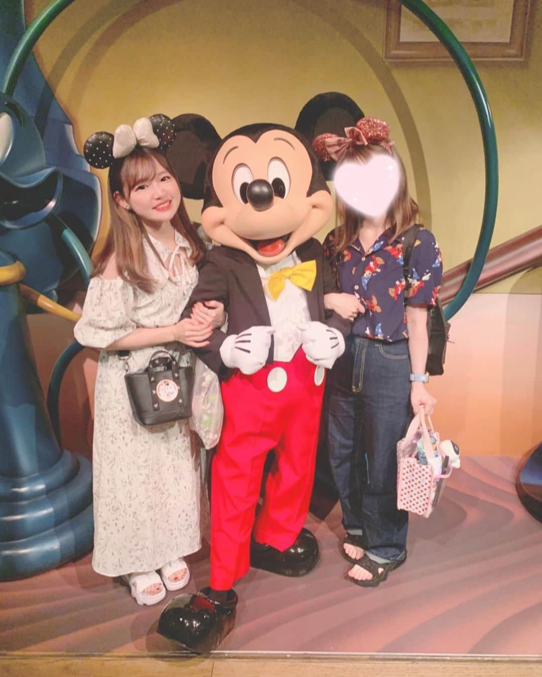 Riicoのインスタグラム：「🐭🖤🎀 ③ ミッキー♡ミニーーーーっ♡ ハグしてくれたりお誕生日おめでとうってしてくれたりして嬉しくて可愛くて癒されたぁあ♡ らぶ！！！ ・ ・ #ディズニーランド #tokyodisneyland  #ディズニー40周年 🎉💜 #ミッキー #ミニー #バースデーディズニー」