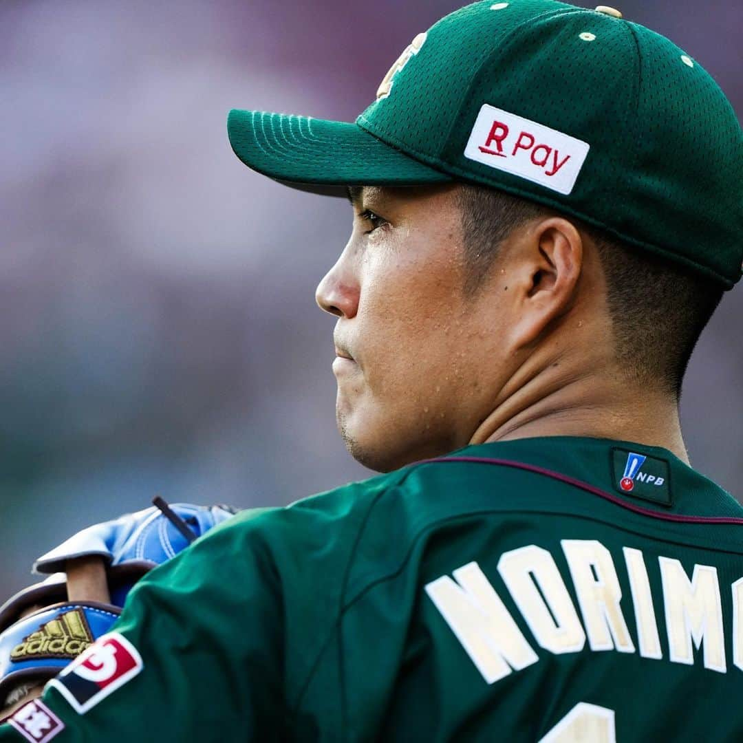 東北楽天ゴールデンイーグルスさんのインスタグラム写真 - (東北楽天ゴールデンイーグルスInstagram)「⚾️  ⚾️E 2-1 M⚾️  則本選手が8回111球4安打1失点5奪三振の好投で6勝目‼️‼️ 9回は松井裕樹選手が締めて25セーブ目✨✨ 打っては小郷選手が初回に先制タイムリー🔥 さらに阿部選手が5回に貴重な追加点となるタイムリー👏🏼👏🏼 村林選手、小郷選手、小深田選手が盗塁でチャンスメイク🦅  #鷲が掴む #rakuteneagles #EAGLESEARTHGREEN  #則本昂大 #阿部寿樹 #小郷裕哉  #小深田大翔  #太田光 #松井裕樹 #伊藤裕季也」8月6日 21時10分 - rakuten_eagles