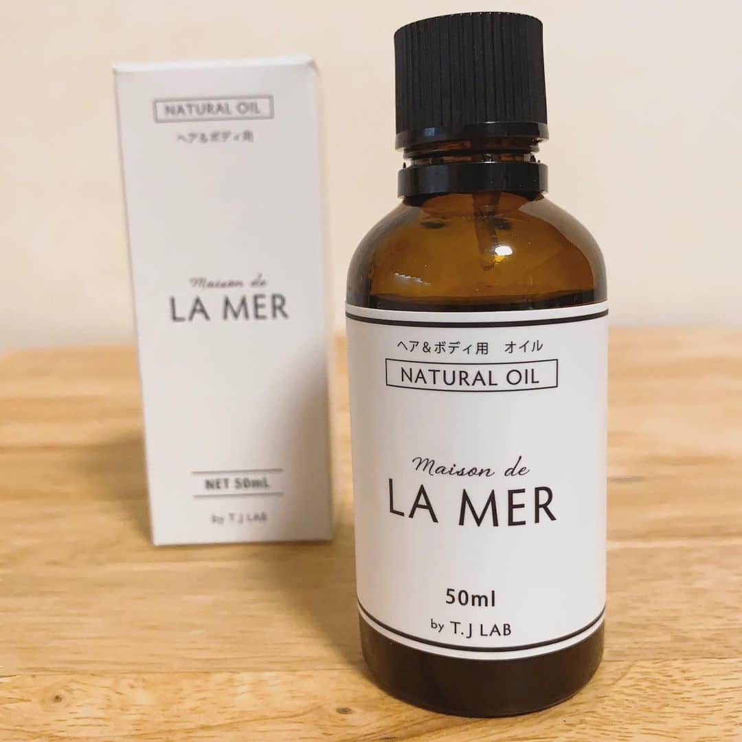 mizukiのインスタグラム：「.  新しく仲間入りしたヘアオイル🤍  ボディーにも使える優れもの◎  とにかく香りが良くて気に入った！ 優しいお花のような、 でも爽やかで柔らかい香り🌻 今までのオイルの中でいちばんすき！  オイル自体はそんなにベタつかず サラッとしてて使いやすい✌🏻  ドライヤー前につけたり 髪の毛が広がってる時に使ってる🛁 まとまってくれるから良い感じ◎  ここのシャンプー類は色んな ホテルにも導入されてるよ🏠  そして安心安全の MADE IN JAPAN🇯🇵  PR #ナチュラルオイル #ボディオイル #ヘアオイル #ヘアケアグッズ #ヘアケア商品 #美髪ケア #ヘアケア #美容 #オイル」