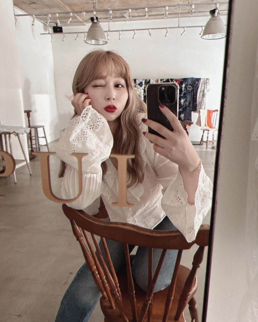 puinpiのインスタグラム：「東京、大阪POPUPにお越しいただきありがとうございました♡  ほんとに楽しかったなぁ…。。  色々書きたい事があったけど、嬉しい事だらけで、自慢みたくなりそうで🦦←  自分の中に留めておきます。。笑  イベントもたのしかったなぁ、、 ヘアメイク、お洋服は自分の強い味方よね。  素敵な時間だったなぁ…♡  また開催したいと考えています☺️  また福岡も。 リクエストずっと頂いてる名古屋もね♡！  その日を楽しみにがんばります♡  #Pui#Puishop #BENOÎTE#benoite #FAYON#popupshop  #ブラウス#白ブラウス#デニムコーデ#赤リップ#ヘアスタイル#ミルクティーベージュ#プイ」
