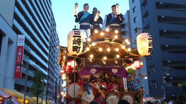 あしべのインスタグラム：「２日間ばあちゃんの実家、 八王子祭りへ 久々の八王子祭り！ この曲が小さい頃から大好き♥  露店のおじちゃんに、 『ノリさんのものまねしてる人だ』とレアなバレ方して広島焼き買うあしべ家（笑） #八王子祭り #八王子 #太陽の町 #あしべ #ものまね #木梨憲武　さん」