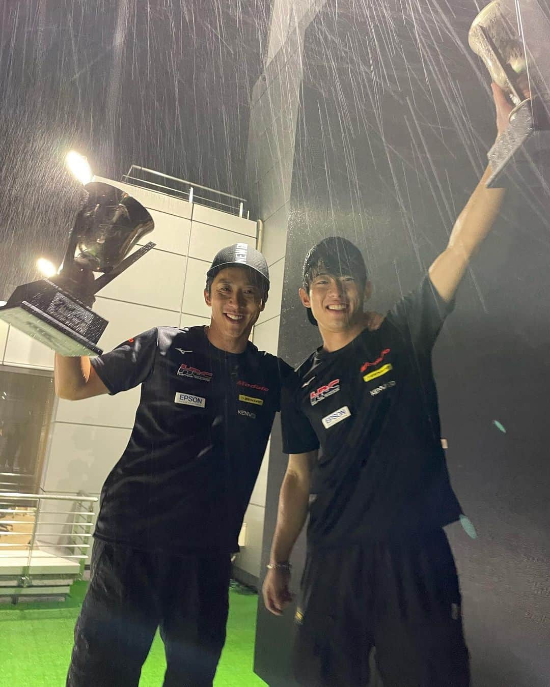 伊沢拓也のインスタグラム：「P2 他チームのペナルティもありましたが、2020年以来の表彰台！ チームもダンロップも格ちゃんも頑張った結果なので素直に嬉しい！  表彰台には立てなかったので、二人で記念に撮ってきました✨  雨の中嶋☂️」