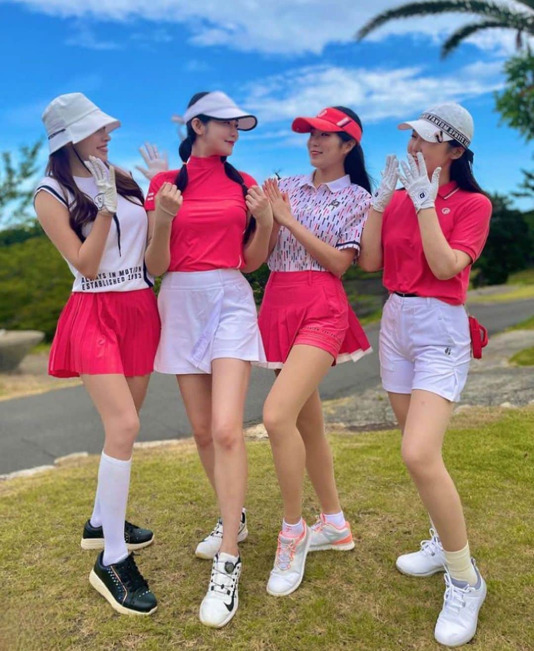 ミカさんのインスタグラム写真 - (ミカInstagram)「♡ 韓国のお友達とゴルフ⛳️  言葉は通じなくても 心は繋がっていたよん🥰🥰 いっぱい笑ったなぁ🫶🏻  みんな美しくて中身も可愛くて 一緒にいて沢山元気もらえた〜🩷  ウェアは韓国のゴルフブランド @fantom_sports だよ👩 4人でpink coordinate⛳️🩷  韓国でゴルフウェア見に行きたい〜 デザインが本当かわいい。  みんなからの可愛いプレゼント🎁 とても嬉しい😭大切にするね♡  次は韓国で会いましょーう😘 早く計画しなきゃっ  #협찬 #팬텀클러버 #FANTOMCLOVER #팬텀골프 #팬텀스포츠 #韓国ゴルフウェア#韓国ゴルフ#ゴルフ女子#ゴルフウェアレディース#ゴルフコーデ#大阪ゴルフクラブ#関西ゴルフ女子#ゴルフ場#ゴルフファッション#日韓交流#fantom#골프#ピンクコーデ#ゴルフ女子コーデ」8月6日 21時12分 - mikaa1116