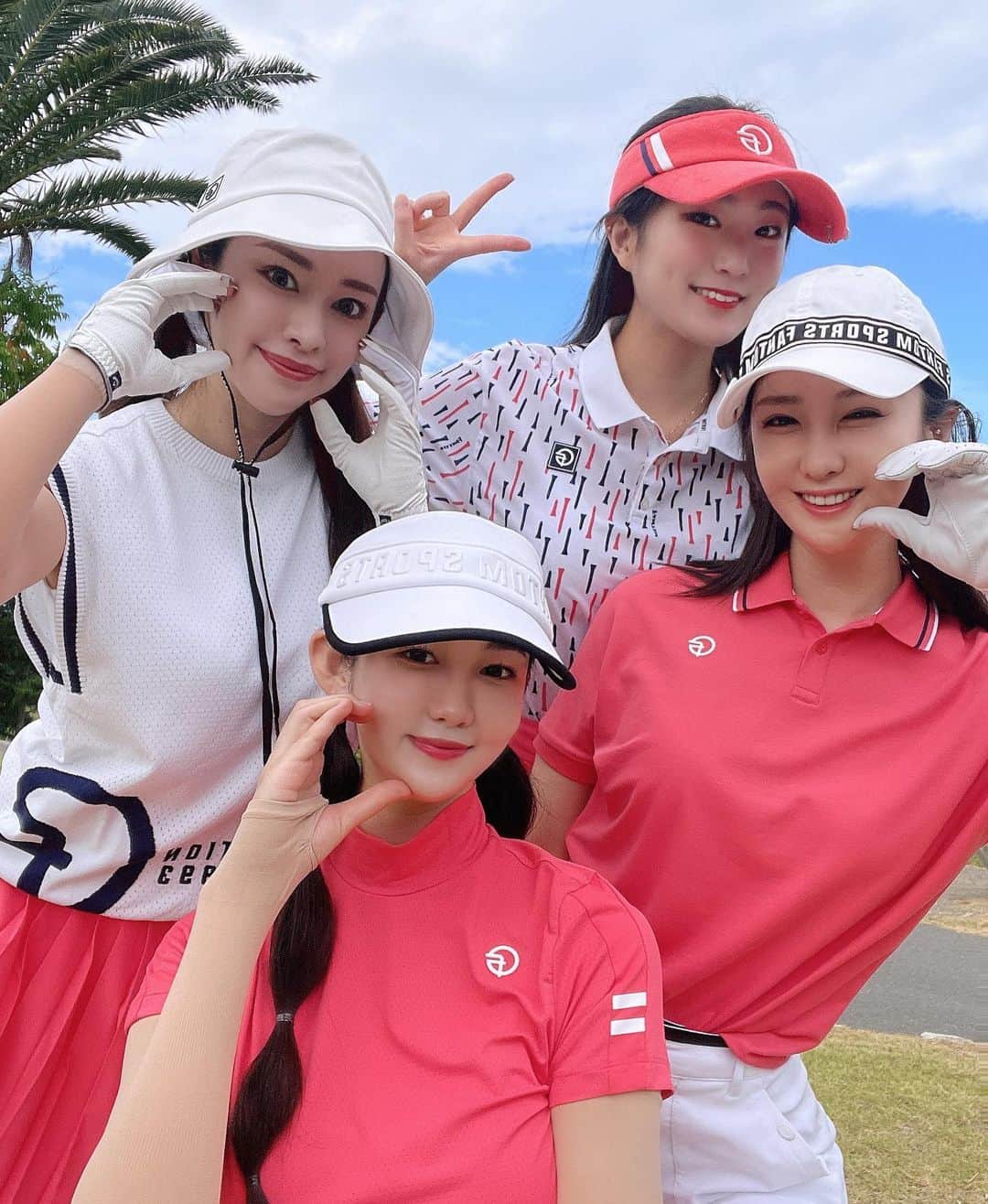 ミカさんのインスタグラム写真 - (ミカInstagram)「♡ 韓国のお友達とゴルフ⛳️  言葉は通じなくても 心は繋がっていたよん🥰🥰 いっぱい笑ったなぁ🫶🏻  みんな美しくて中身も可愛くて 一緒にいて沢山元気もらえた〜🩷  ウェアは韓国のゴルフブランド @fantom_sports だよ👩 4人でpink coordinate⛳️🩷  韓国でゴルフウェア見に行きたい〜 デザインが本当かわいい。  みんなからの可愛いプレゼント🎁 とても嬉しい😭大切にするね♡  次は韓国で会いましょーう😘 早く計画しなきゃっ  #협찬 #팬텀클러버 #FANTOMCLOVER #팬텀골프 #팬텀스포츠 #韓国ゴルフウェア#韓国ゴルフ#ゴルフ女子#ゴルフウェアレディース#ゴルフコーデ#大阪ゴルフクラブ#関西ゴルフ女子#ゴルフ場#ゴルフファッション#日韓交流#fantom#골프#ピンクコーデ#ゴルフ女子コーデ」8月6日 21時12分 - mikaa1116