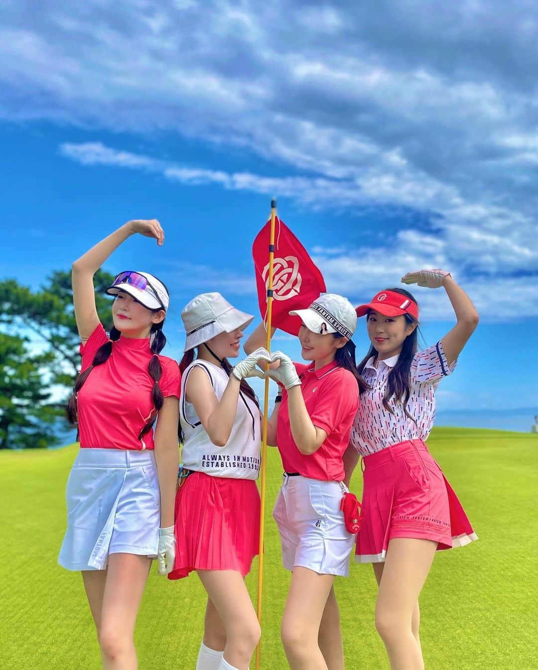 ミカのインスタグラム：「♡ 韓国のお友達とゴルフ⛳️  言葉は通じなくても 心は繋がっていたよん🥰🥰 いっぱい笑ったなぁ🫶🏻  みんな美しくて中身も可愛くて 一緒にいて沢山元気もらえた〜🩷  ウェアは韓国のゴルフブランド @fantom_sports だよ👩 4人でpink coordinate⛳️🩷  韓国でゴルフウェア見に行きたい〜 デザインが本当かわいい。  みんなからの可愛いプレゼント🎁 とても嬉しい😭大切にするね♡  次は韓国で会いましょーう😘 早く計画しなきゃっ  #협찬 #팬텀클러버 #FANTOMCLOVER #팬텀골프 #팬텀스포츠 #韓国ゴルフウェア#韓国ゴルフ#ゴルフ女子#ゴルフウェアレディース#ゴルフコーデ#大阪ゴルフクラブ#関西ゴルフ女子#ゴルフ場#ゴルフファッション#日韓交流#fantom#골프#ピンクコーデ#ゴルフ女子コーデ」