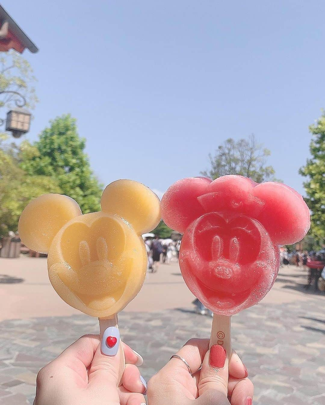 Riicoさんのインスタグラム写真 - (RiicoInstagram)「🐭🖤🎀 ④ 6月がお誕生日だけど雨で行けなかったので7月に行ってきたら、めっちゃ晴天で灼熱だったぁあ☀️笑 アイス美味しすぎた🧊💕 ・ ・ #ディズニーランド #tokyodisneyland  #ディズニー40周年 🎉💜」8月6日 21時12分 - riico123ta