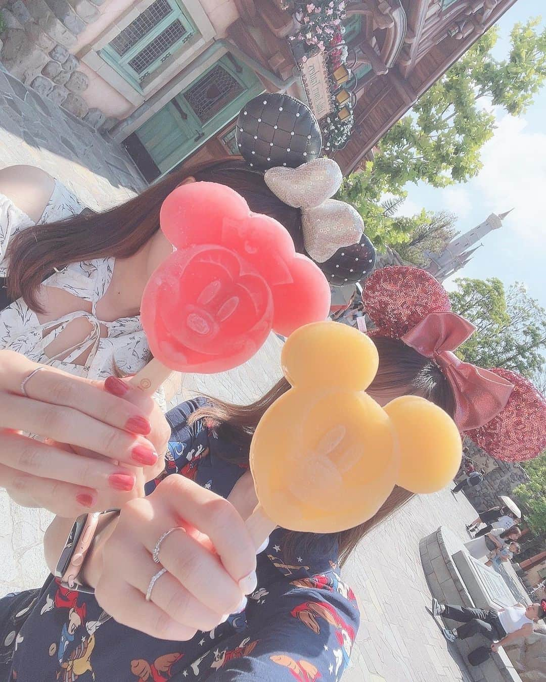 Riicoのインスタグラム：「🐭🖤🎀 ④ 6月がお誕生日だけど雨で行けなかったので7月に行ってきたら、めっちゃ晴天で灼熱だったぁあ☀️笑 アイス美味しすぎた🧊💕 ・ ・ #ディズニーランド #tokyodisneyland  #ディズニー40周年 🎉💜」