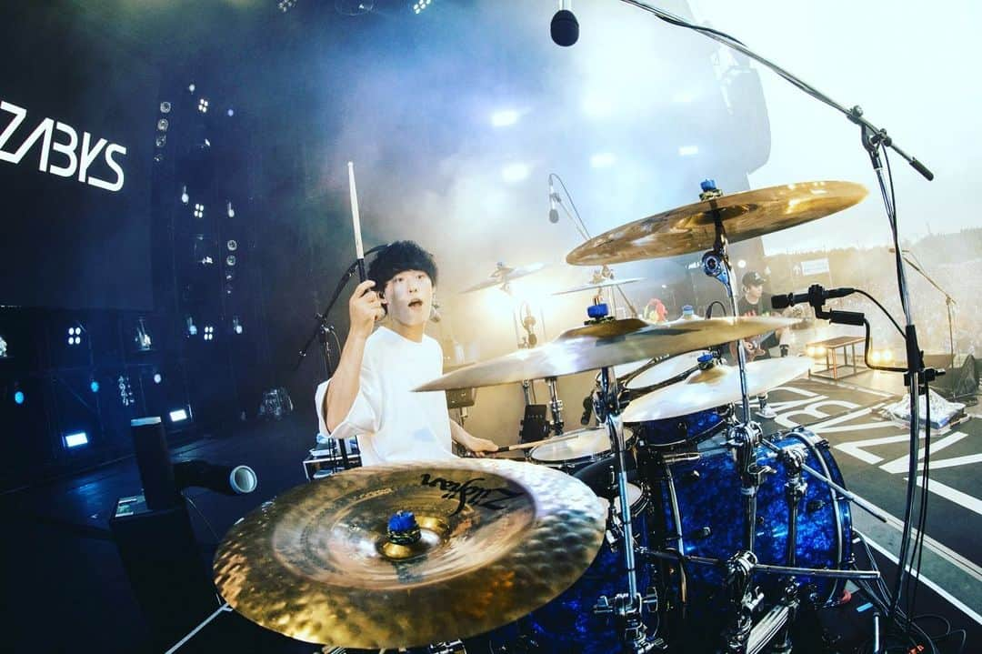 KOUHEIさんのインスタグラム写真 - (KOUHEIInstagram)「2023.08.06 千葉市蘇我スポーツ公園 『ROCK IN JAPAN FESTIVAL 2023』 ロッキンあざましたー！！！ 人多すぎ😌😌 最後のジャーンの時に日が差したの漫画かよってなった😌 虹も出るし😌 天然演出過多☺️☺️ 見てくれてありがとう！！ 水浴びた人風邪ひかないでね🥺  📸　@takeshiyao   #雨上がり掛かる #あの虹を #探しに #squall #やらへんのかーい #こんなの予測できません」8月6日 21時13分 - kouhei04ls