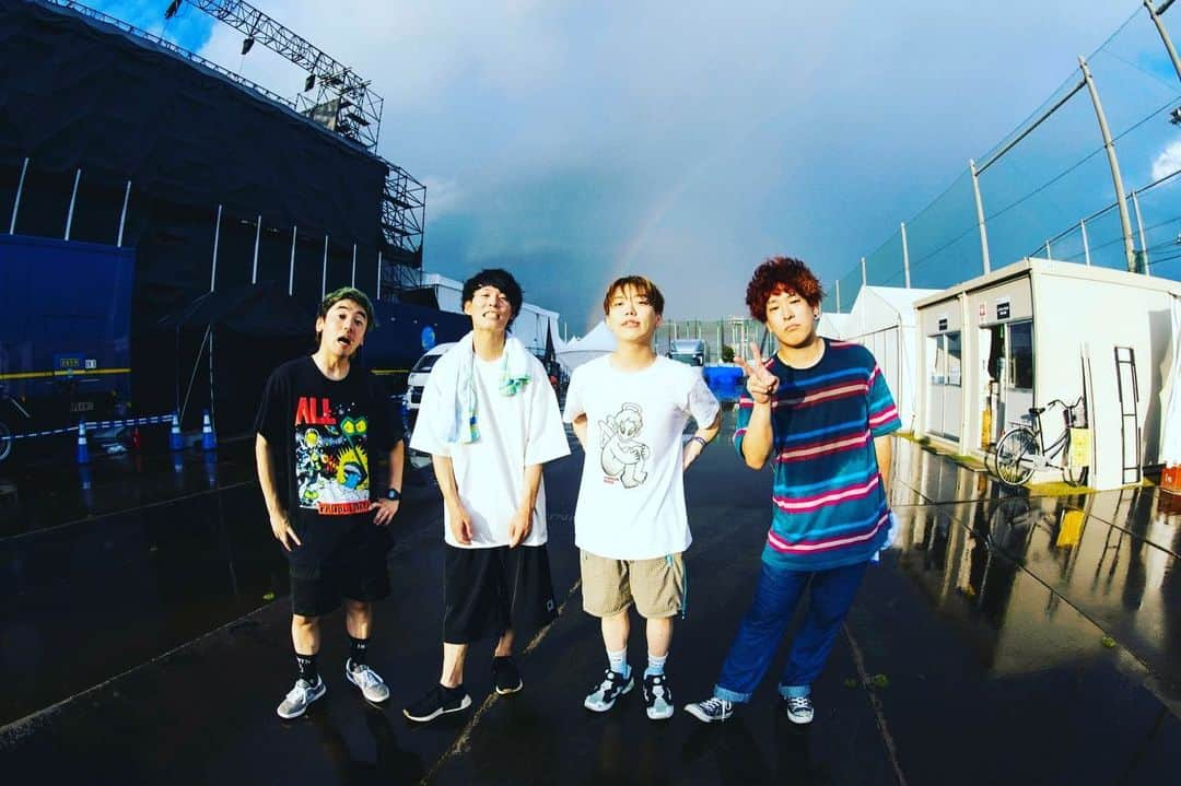 KOUHEIさんのインスタグラム写真 - (KOUHEIInstagram)「2023.08.06 千葉市蘇我スポーツ公園 『ROCK IN JAPAN FESTIVAL 2023』 ロッキンあざましたー！！！ 人多すぎ😌😌 最後のジャーンの時に日が差したの漫画かよってなった😌 虹も出るし😌 天然演出過多☺️☺️ 見てくれてありがとう！！ 水浴びた人風邪ひかないでね🥺  📸　@takeshiyao   #雨上がり掛かる #あの虹を #探しに #squall #やらへんのかーい #こんなの予測できません」8月6日 21時13分 - kouhei04ls