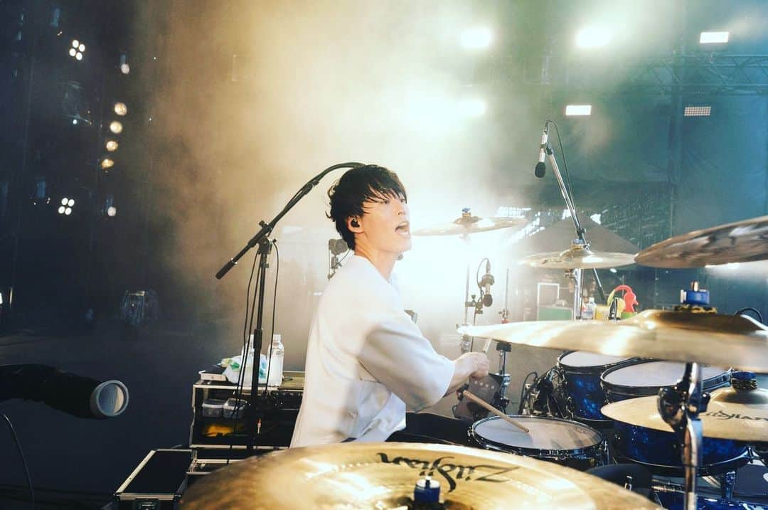 KOUHEIさんのインスタグラム写真 - (KOUHEIInstagram)「2023.08.06 千葉市蘇我スポーツ公園 『ROCK IN JAPAN FESTIVAL 2023』 ロッキンあざましたー！！！ 人多すぎ😌😌 最後のジャーンの時に日が差したの漫画かよってなった😌 虹も出るし😌 天然演出過多☺️☺️ 見てくれてありがとう！！ 水浴びた人風邪ひかないでね🥺  📸　@takeshiyao   #雨上がり掛かる #あの虹を #探しに #squall #やらへんのかーい #こんなの予測できません」8月6日 21時13分 - kouhei04ls