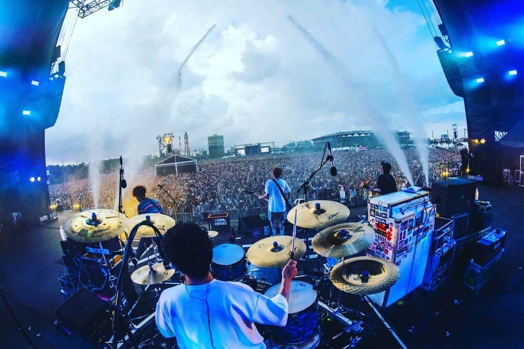 KOUHEIさんのインスタグラム写真 - (KOUHEIInstagram)「2023.08.06 千葉市蘇我スポーツ公園 『ROCK IN JAPAN FESTIVAL 2023』 ロッキンあざましたー！！！ 人多すぎ😌😌 最後のジャーンの時に日が差したの漫画かよってなった😌 虹も出るし😌 天然演出過多☺️☺️ 見てくれてありがとう！！ 水浴びた人風邪ひかないでね🥺  📸　@takeshiyao   #雨上がり掛かる #あの虹を #探しに #squall #やらへんのかーい #こんなの予測できません」8月6日 21時13分 - kouhei04ls