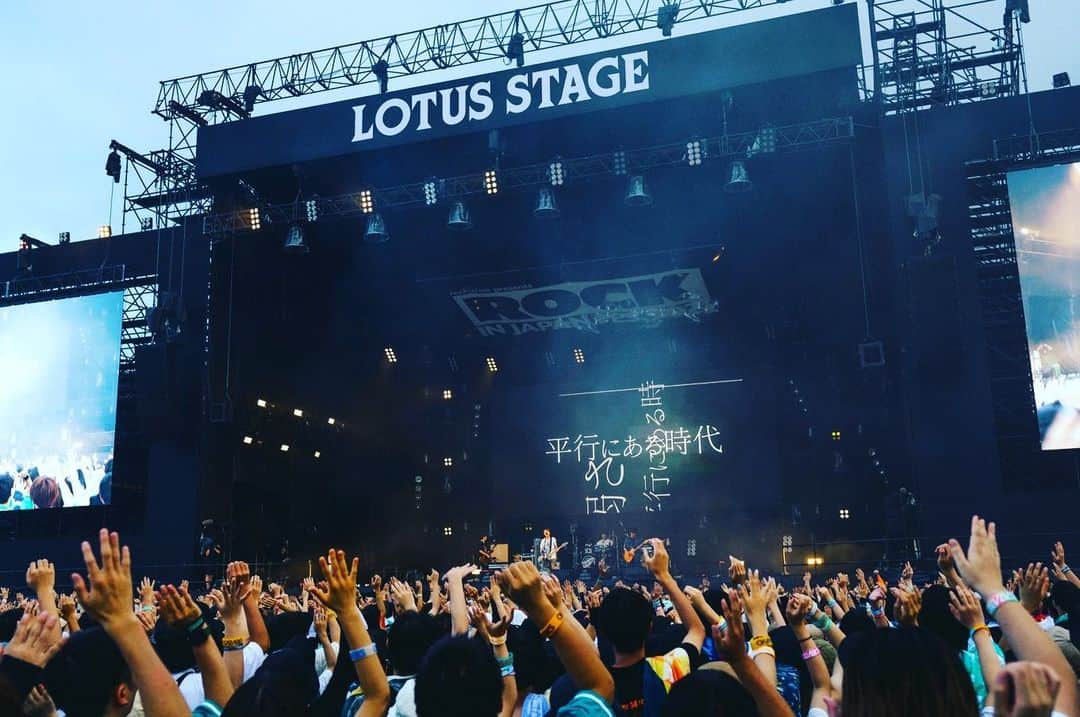 KOUHEIさんのインスタグラム写真 - (KOUHEIInstagram)「2023.08.06 千葉市蘇我スポーツ公園 『ROCK IN JAPAN FESTIVAL 2023』 ロッキンあざましたー！！！ 人多すぎ😌😌 最後のジャーンの時に日が差したの漫画かよってなった😌 虹も出るし😌 天然演出過多☺️☺️ 見てくれてありがとう！！ 水浴びた人風邪ひかないでね🥺  📸　@takeshiyao   #雨上がり掛かる #あの虹を #探しに #squall #やらへんのかーい #こんなの予測できません」8月6日 21時13分 - kouhei04ls