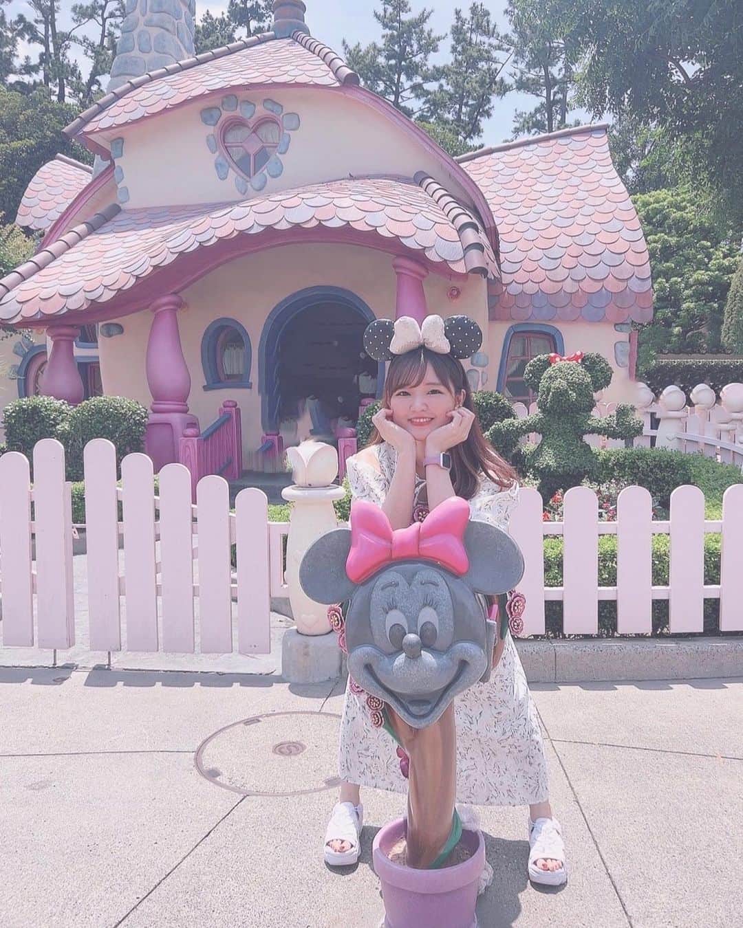Riicoのインスタグラム：「🐭🖤🎀 ⑥ ミニーちゃんんん🎀 膨張するらしいと撮った水槽のところむしろ盛れて爆笑したやつㅋㅋㅋ 本当楽しかったなぁ🥰🔥 ・ ・ #ディズニーランド #tokyodisneyland  #ディズニー40周年 🎉💜」
