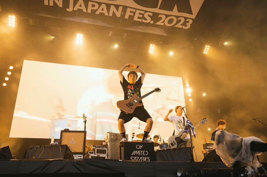 RYU-TAさんのインスタグラム写真 - (RYU-TAInstagram)「『ROCK IN JAPAN FESTIVAL 2023』 千葉市蘇我スポーツ公園 📸 @takeshiyao   ロッキンありがとうございました！！ 夏が来たね！！夏の天気を感じながらライブできたし、汗が目に入って痛くなるぐらい汗かいたし、ライブ終わりに虹が出ていたり、なんかまとめたら良い日だったなって感じた🙆‍♂️ ウォーターキャノンめちゃ出たけど出る時毎回びっくりしちゃってたわ🤣 今日も楽しかった！！ みんなありがとうね！！」8月6日 21時20分 - ogaryu69