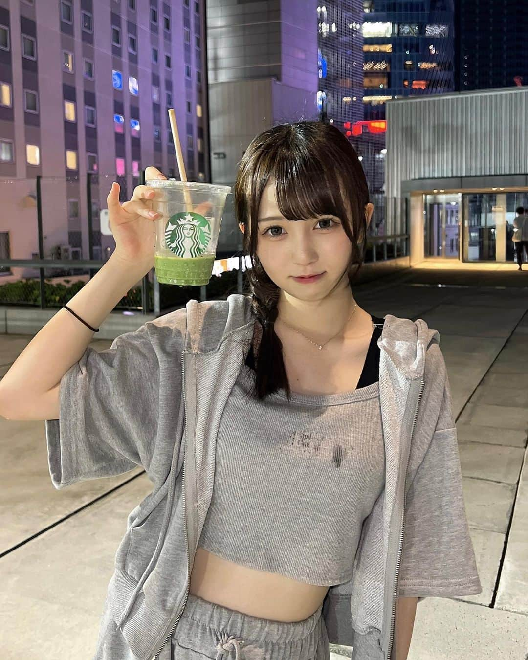 吉田佳音さんのインスタグラム写真 - (吉田佳音Instagram)「スタバのアイス抹茶ラテ(^^)✩.*  最近めっちゃ飲んでる~🌿✨  ・  ・  ・  ・  ・ #05 #jk #ljk #宮下パーク #スタバ #スタバカスタム #ストリートファッション #grl」8月6日 21時22分 - kanon_1003_